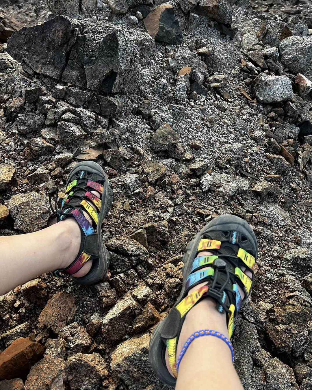 キーンのインスタグラム：「@sophfei radiates positivity in our Original Tye-Dye Newport Retro Sandals! 🌈 Sophia is a climate optimist and storyteller, shifting narratives and perspectives into action to empower us in the climate movement 🌎 We 💛 do-gooders like Sophia who use storytelling as a means to connect others with taking action. #KEEN #NewportRetro #KEENNewport」