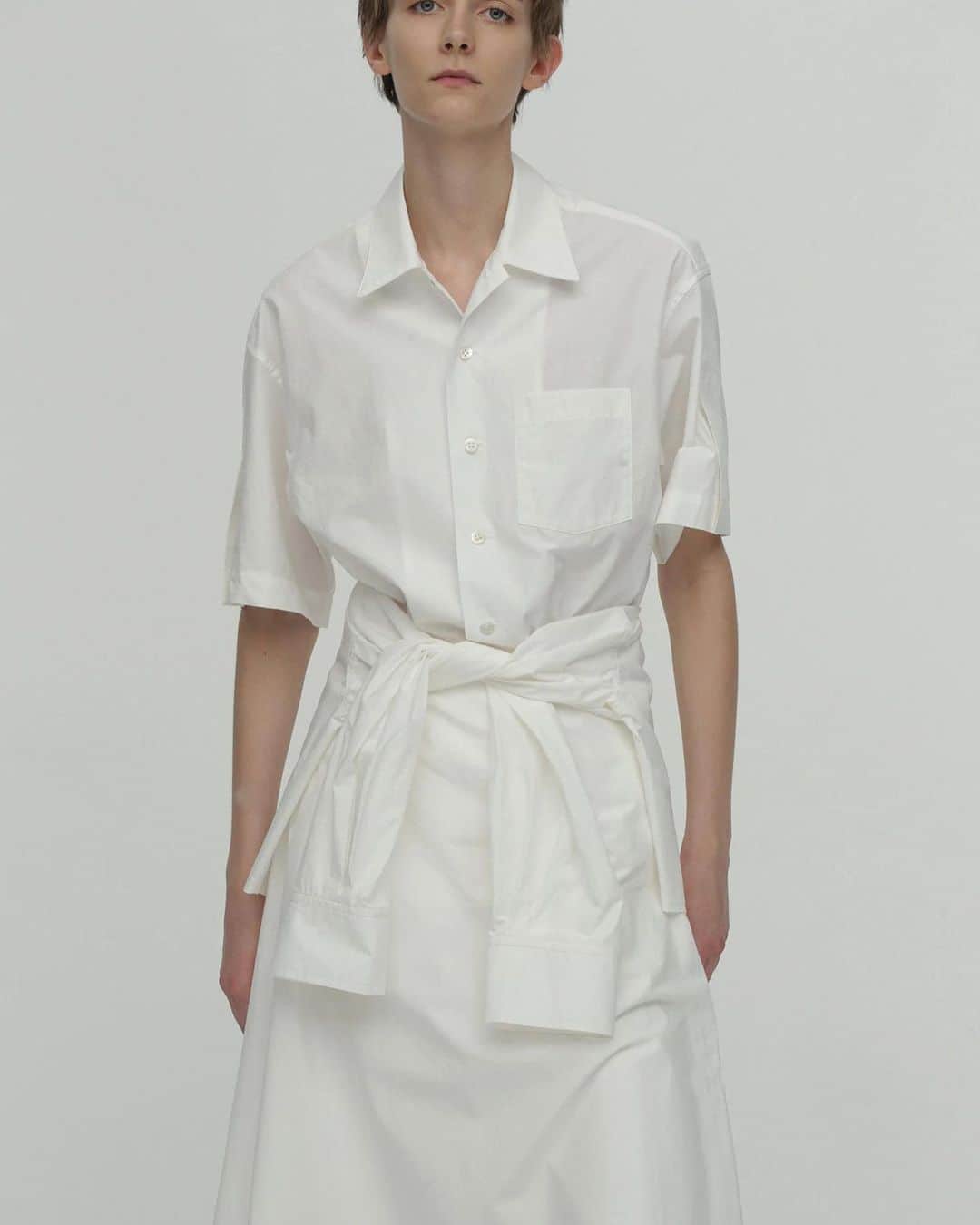 UNDECORATED MANのインスタグラム：「Washed Cotton Cloth S/S Shirt 80番手の細番糸を使い洗いざらしで仕上げたコットンシャンブレーシャツ。 UNDECORATED定番のややAラインのオーバーサイズシルエットで、丸みを描くように肩に沿うようなデザインがボディラインにしっくりとなじみます。 コンパクトな襟や華奢なヨークがモダンさを感じさせる、シンプルですが絶妙なバランスが取れた一着です。生地の生産段階でも縫製後も極力生地に不可のかからない仕上げを行っているので、洗い上がり後もアイロン無しで着こなすのがおすすめです。  #undecorated #アンデコレイテッド」