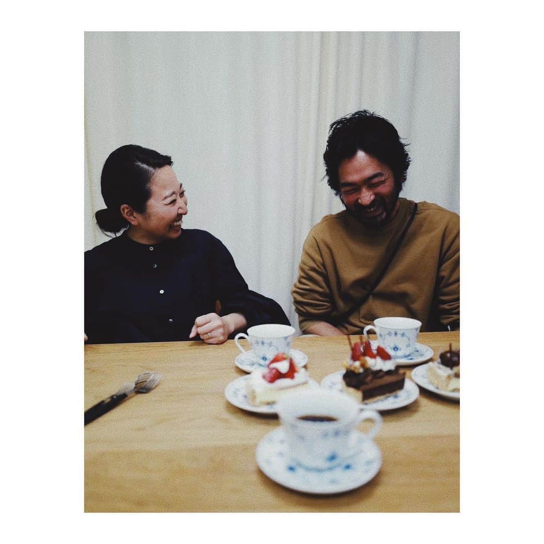 JUNNAのインスタグラム：「@yoshimi_725 夫婦が照明設置に来てくれた日  灯りの下での初ご飯🍚  れーじ君BDのお祝いも♡  3枚目の私、引きで見るから3人とも @le_klint_lighting になり切ってと言うオーダーにバッチリ応えてくれる3人🤣愛  9枚目バッグ被り。好きなものも似ている  10枚目は候補の @hermanmiller シュミレーション コードの問題もあり、こちらは名古屋の自宅に採用  HOUSE in TOKYO  #junna🏠 #インテリア #only」
