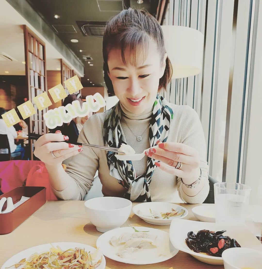 清水まり子のインスタグラム：「モリモリ食べて元気いっぱい🤩 自分の幸せを願いながら、世間一般の幸せも気になる。人生の向かう先は人それぞれ違い、何に幸せや喜びを感じるかも違いますから、余計なお世話かもしれないけれど自分の夢に突き進みながら周りの皆もどうか幸せでいてほしいといつも心から祈っています。 ありがとうございます。  #八十八夜 #元気があればなんでもできる #becoming  #liberalarts  #wellbeing  #resinart  #mariko  #yamanashiprefecture  #thankyou #清水まり子 #感謝」