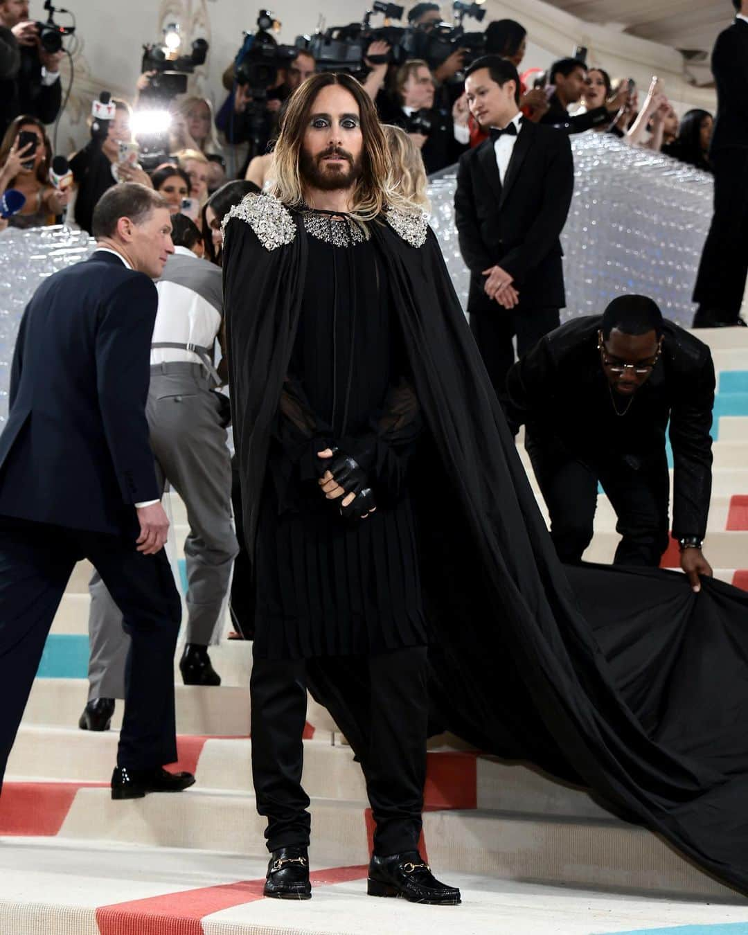 Vogue Italiaさんのインスタグラム写真 - (Vogue ItaliaInstagram)「#MetGala surprise! @jaredleto sorprende il red carpet con il look cosplay del famoso gatto di #karllagerfeld @choupetteofficiel. Dai un’occhiata al nostro link in bio per scoprire di più.」5月2日 8時57分 - vogueitalia