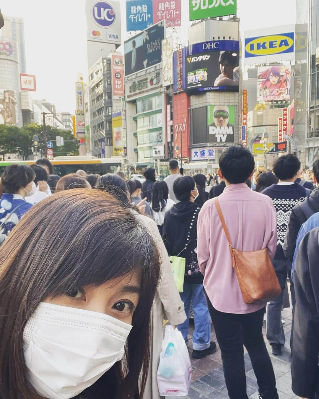 根本美緒さんのインスタグラム写真 - (根本美緒Instagram)「週末の渋谷って人ハンパないね(´⊙ω⊙`)の図 コロナを経て自分の感覚が変わってたのか？年取ったのか？😆はい両方でした。 そんなわけで、ゴールデンウィークも混んでそうですが、いかんせん天気が良い☀️✨ 今日も晴れのち晴れ。全国的に‼️😆✨ 気温もちょうど良いね〜紫外線は気をつけましょう。ゴールデンウィーク中は暑いくらいなので初期の熱中症に警戒しましょう👒🚰 今日気温 東京大阪22℃ 名古屋福岡24℃ 仙台19℃ 札幌15℃ 広島23℃ 那覇27℃ #渋谷 #渋谷スクランブル交差点 #ネモ天 #ねも天 #天気予報 #気象予報士 #ゴールデンウィーク」5月2日 8時58分 - nemotomio.official