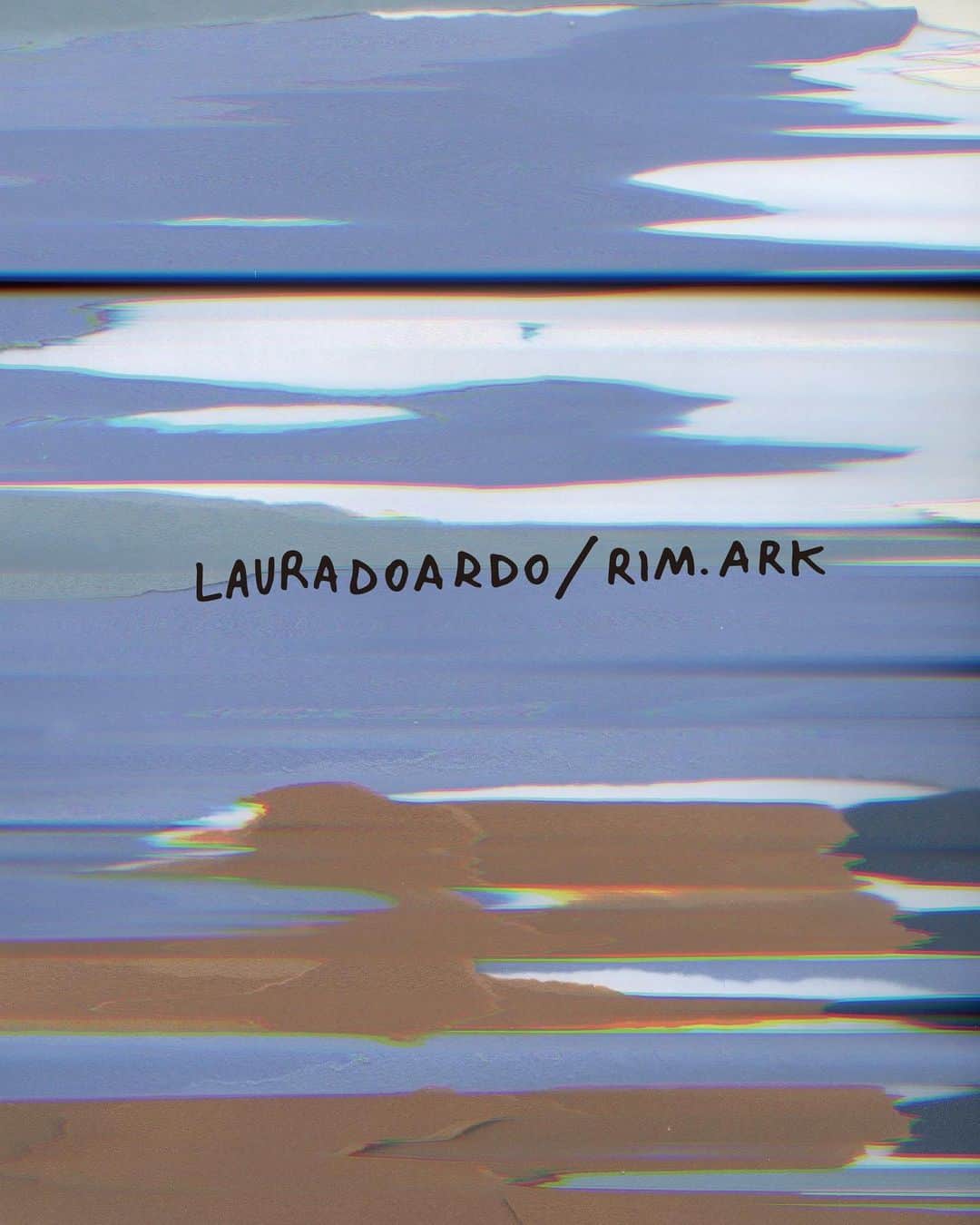 RIM.ARK（リムアーク）さんのインスタグラム写真 - (RIM.ARK（リムアーク）Instagram)「23SUMMER @lauradoardo / @rim.ark  ___  Laura×RIM.ARK Vol.3 OP ￥33,000 (taxin)  バロセロナを中心にアートディレクターやセットデザイナーとして活躍するLaura。 彼女の作る“if i cannot shoot”という、紙やスキャナーを使ったアートピースに目を止めました。3つの柄をRIM.ARKオリジ ナルで作って頂き、それぞれの柄を違うアイテムに落とし込みました。  Lauraの作る、デジタルな雰囲気ですがクラフト感もある柄はモードでありながら、モノづくりの息吹を感じることの出来るRIM.ARKのアイテムとの相性は良く、唯一無二のプリントアイテムを作製することが出来ました。 Vol.3の柄は、透け感とシボ感が特徴の柔らかい生地にプリント。上身頃はタイトに仕上げスカート部分はフレアシルエットに、メリハリのあるワンピースに仕上げました。 曲線を利用したウエストの切り替えと、大人な雰囲気の色合いのプリントは目を引くアイテムです。  ___  5/(水)店舗発売予定  online発売中 RIM.ARK online sheltter web store ZOZOTOWN  ____  銀座三越店　03-3538-3568 新宿ルミネ2店　03-6911-2585 名古屋高島屋店　052-566-3633 阪急うめだ店　06-6313-0587 福岡VIORO店　092-707-0673 ____  #RIMARK#リムアーク」5月2日 8時59分 - rim.ark