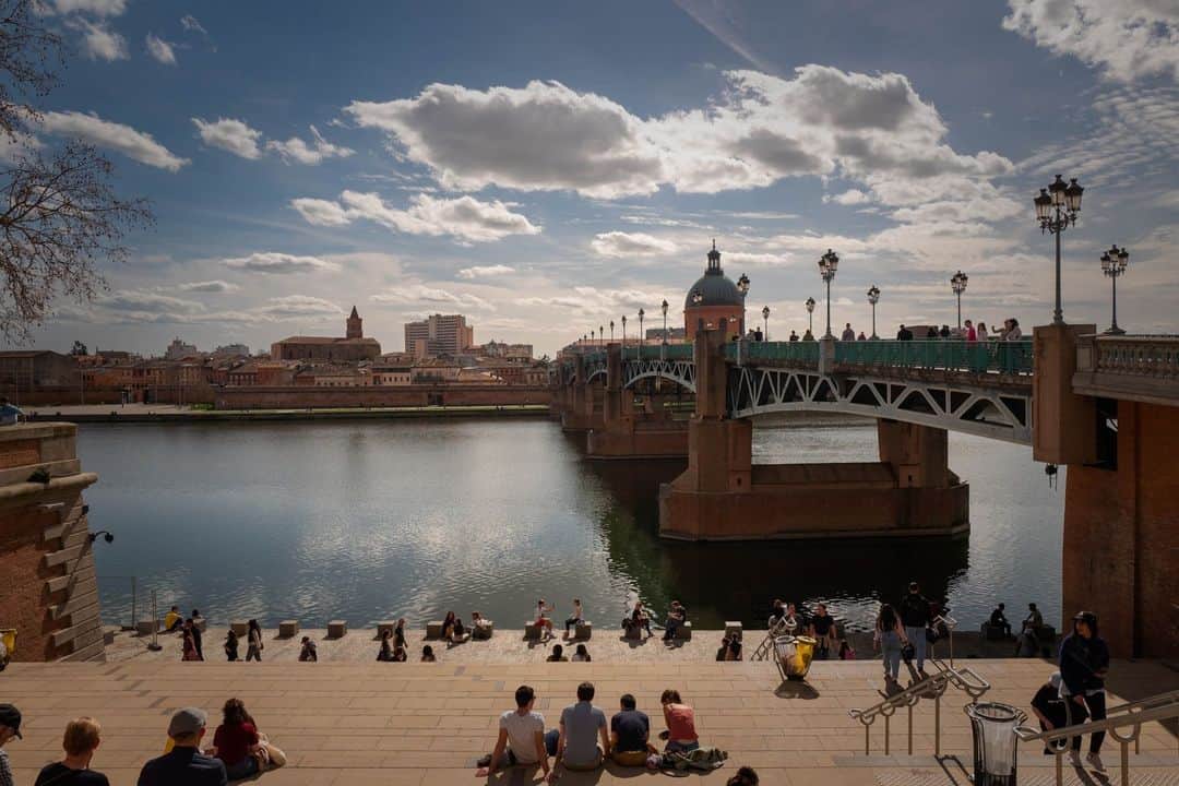 National Geographic Travelさんのインスタグラム写真 - (National Geographic TravelInstagram)「Photo by @juancristobalcobo | The first warm days of spring are the perfect opportunity for people to gather on the banks of the Garonne River in Toulouse, France.」5月2日 9時00分 - natgeotravel