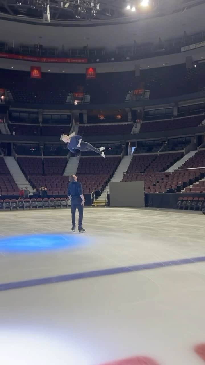 アレクサ・シメカのインスタグラム：「It’s MAY already!?! Leave it to @jasonbskates to make us a fun edit to remind us to slow down and enjoy every moment! Time flies when you’re having fun. 🌀  #soifamily #fly #figureskating #ottawa #show」