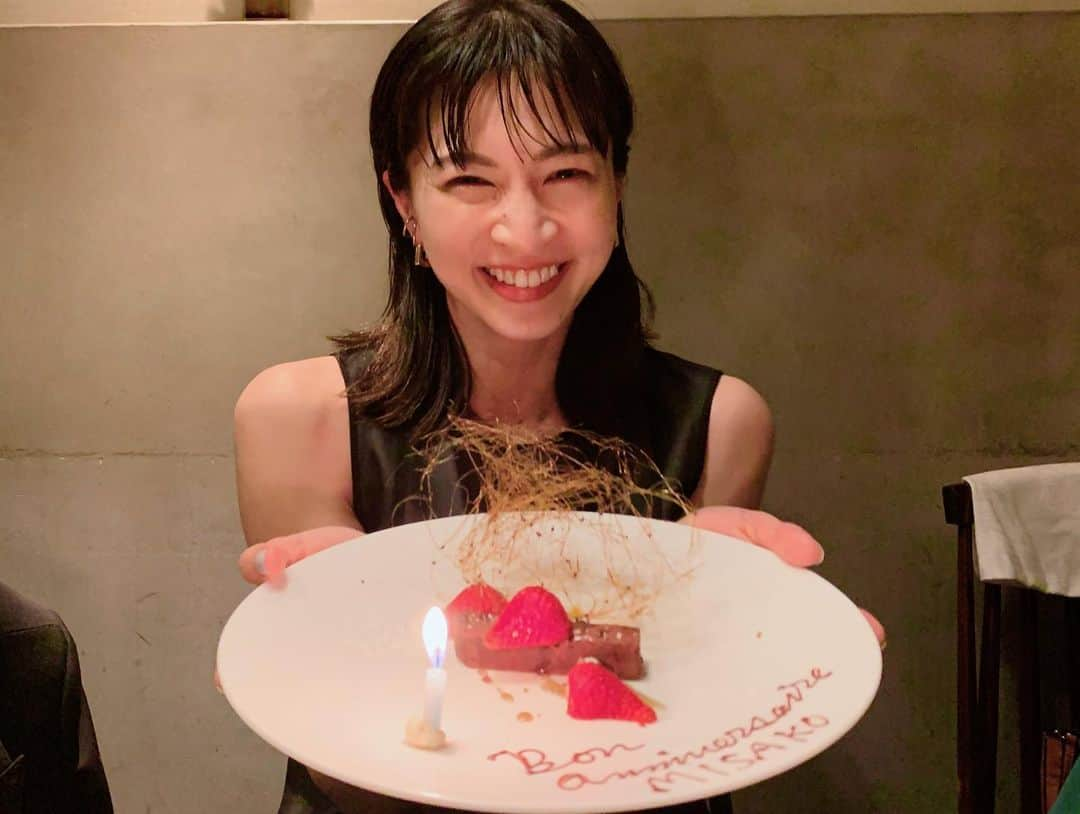 安田美沙子さんのインスタグラム写真 - (安田美沙子Instagram)「おはよう✨  大好きメンバーとの夜✨  話せないことはないんじゃないかくらい、何でも話せる🤍  そして、必ず泣く。笑  あとは、美容と体のあれこれについて語る🥹  ラブなメンバーがお祝いしてくれました。  いくら話しても話が尽きないよ🤍  お祝いありがと🥂  #love #thanks #birthday #電車の珍道中 #美容から健康まで  #涙は必須 #リストランテオカダさん」5月2日 9時01分 - yasuda_misako