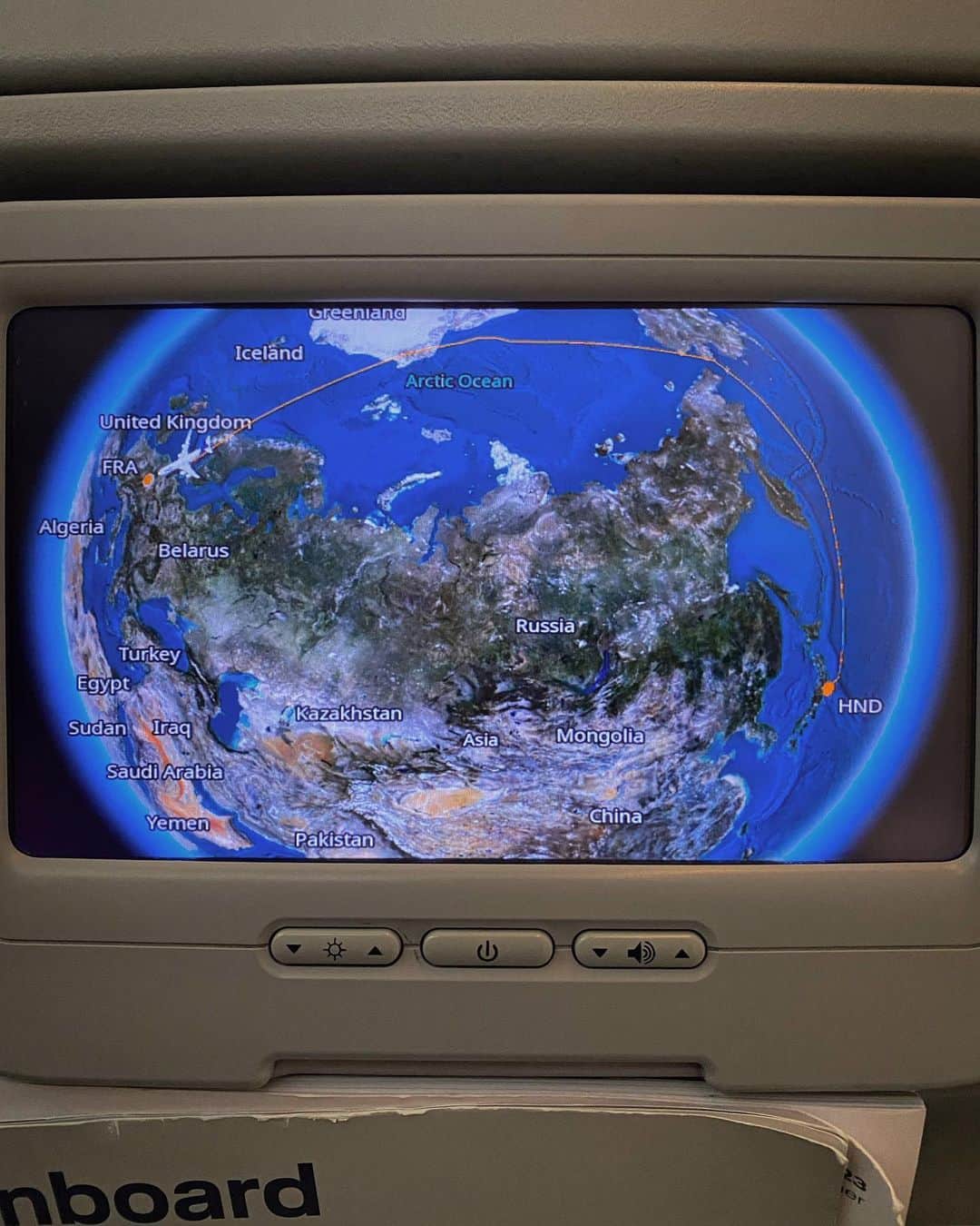 石川直樹さんのインスタグラム写真 - (石川直樹Instagram)「I am on the plane to Frankfurt. Then I will head to Italy. まだヒマラヤボケが抜け切っていないというのに、再び機上の人に…。 フランクフルト行きのルフトハンザ航空に乗ったら、アラスカからベーリング海をこえ、北極点の上空を抜けてグリーンランドとスヴァルバール諸島沿岸をかすめて飛ぶ#極北 経路でした。 ロシアを避けて飛んでいるためにこんな長距離に…。フランクフルトまで、実に15時間以上、長すぎる🫠 最初の3枚は、アラスカ・ポイントホープの上空にて。これから乗り継ぎして、ミラノへ向かいます。 . #結晶#crystallization」5月2日 9時06分 - straightree8848