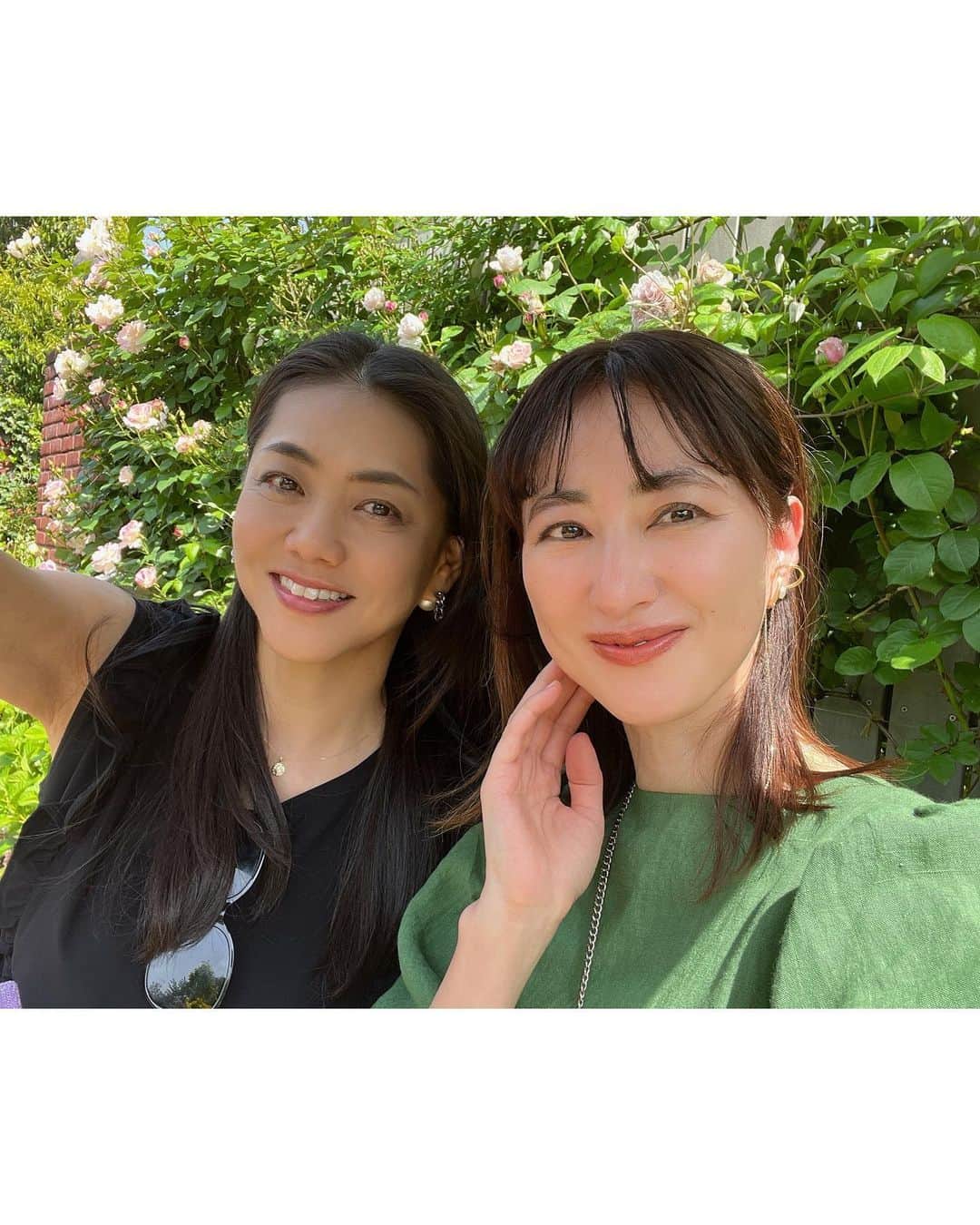 前田ゆかのインスタグラム：「先日🌹  バラが咲き誇るローズフェスティバル @yokohama_eg_official  へ  @maenorichang  #今日のマエピン　 またまたのりピン😆🤍🤍🤍  もうため息が出るほどの美しさ✨  ここはゆったりと時がながれどこを撮っても絵になる世界、繊細でありながら力強さを秘めたバラに癒され  乙女な気分に🌹☺️ 見たこともない色のバラにも出会えます♪  この日は出来上がったばかりの新色グリーンのワンピース(リネンカシュクールワンピ)でお出かけ！大人のグリーンは肌馴染みも良く ローズガーデンと一体化したグリーンワンピ💚  @cbp.tokyo  今年のコラボワンピースグリーンと ベージュの二色、ウエスト周りをブラッシュアップ！！して完成しました。  予約販売を開始しています♪  たくさんの方に予約いただき本当にありがとうございます🤍🙏  また発売が決まりましたらご連絡しますね💚近日中の予定です✨  #横浜イングリッシュガーデン🌹  #まるでイギリス #コラボワンピース #cbptokyo #新色グリーンワンピ #前後に着れるワンピ #リネンの風合いが好き #よいGWを」