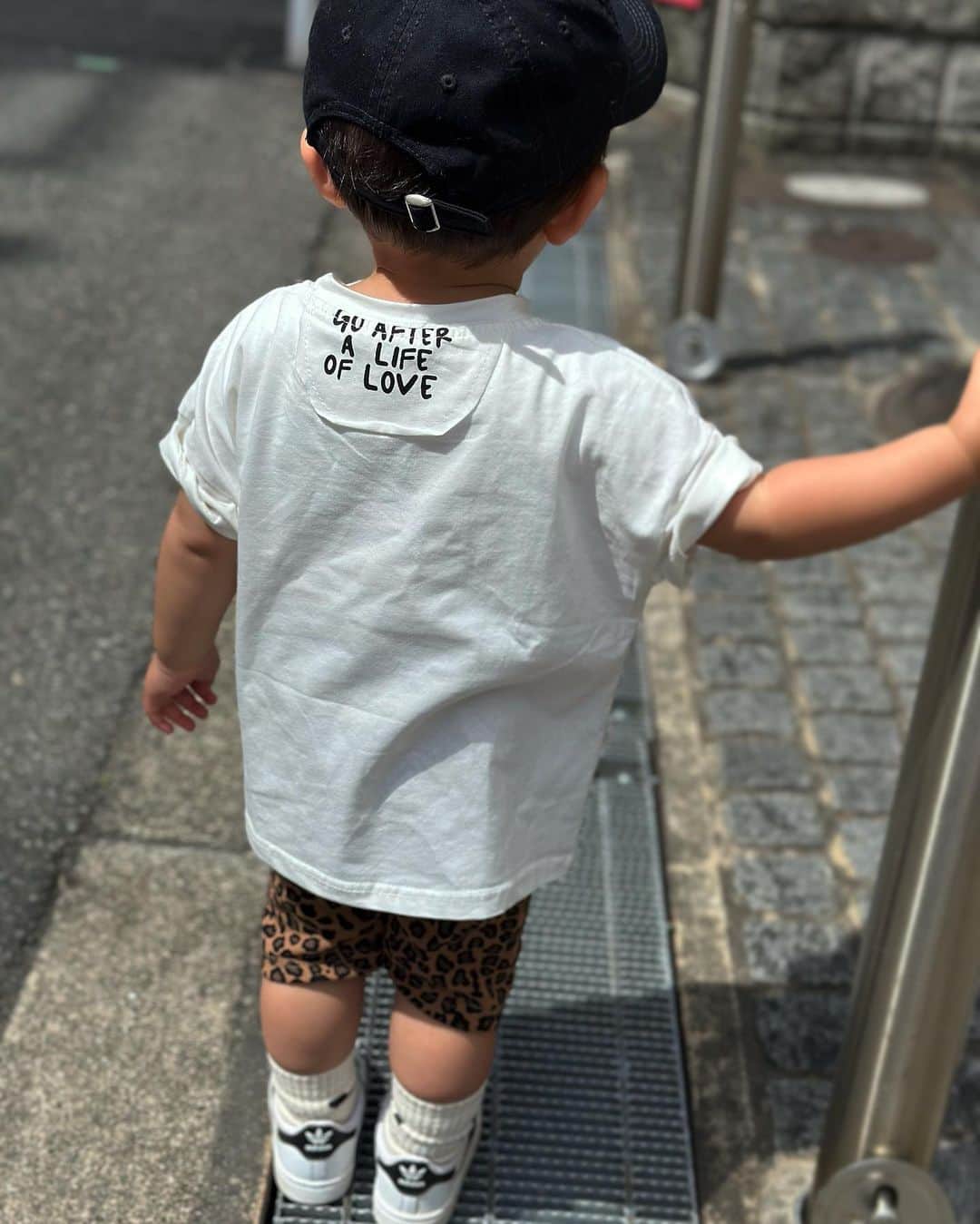 赤松悠実のインスタグラム：「#🐆 セレクトが大好きな @closet_602  5/3.4、靱公園でイベントがあるそうで そこで店頭販売されるウエアを ひと足先に着用させていただきました🫶  んもぅ、レオパードのバイカーパンツとかかわいすぎ！！ Tシャツも後ろのさりげないロゴが最高ね🍎  あとはオフホワイトのキャップは 親子ペアで(きょうだいとかも)✨  明日はいいお天気みたいだし 私もイベントお邪魔しま〜っす🙋‍♀️👦  #子供服#こども#1歳10ヶ月#男の子 #男の子ママ#ママ#ad」