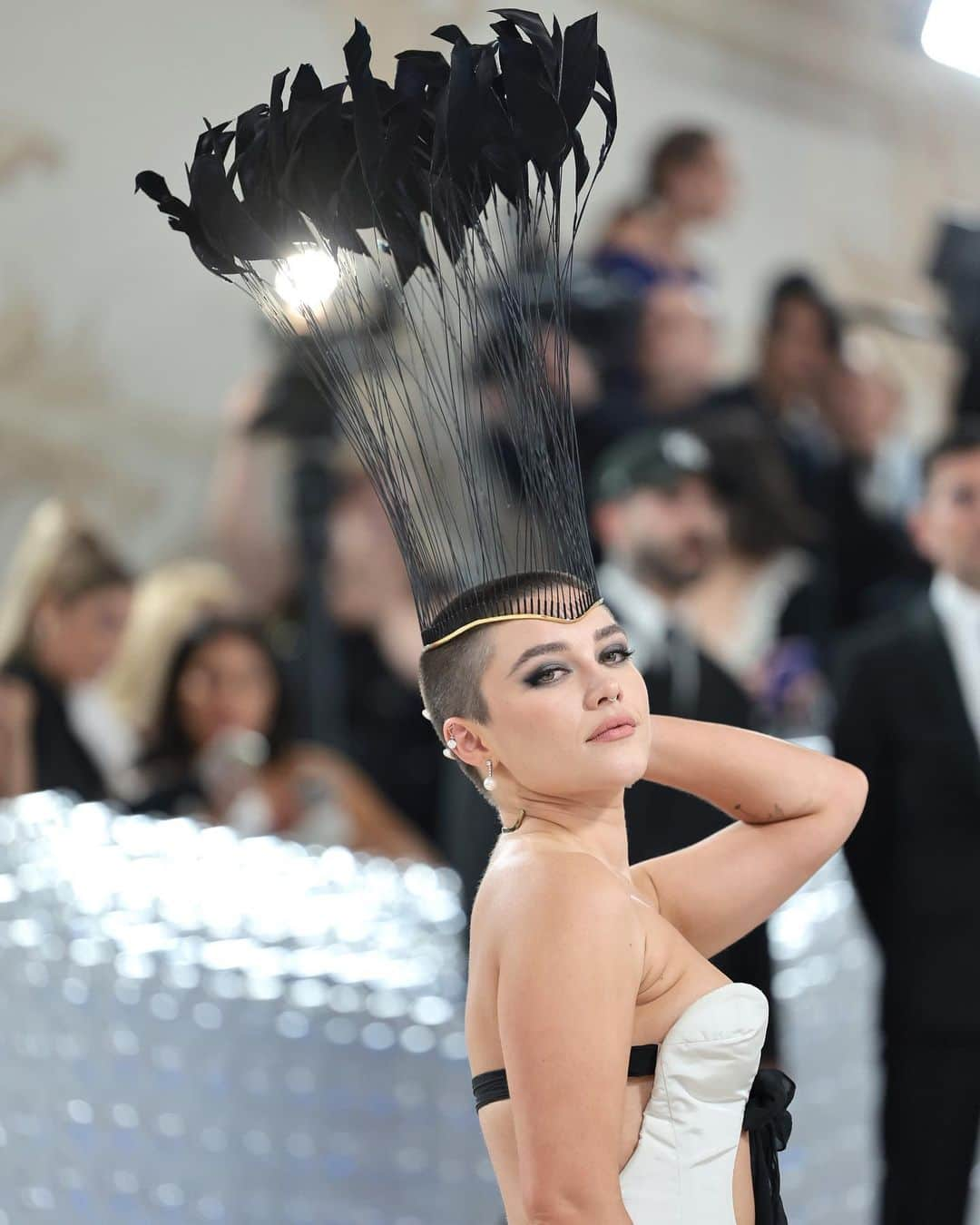 マリクレールのインスタグラム：「What better way to debut a buzz cut than by topping it off with a dramatic feather crown? No notes for #FlorencePugh in @maisonvalentino at the #MetGala. 🏆🪶」