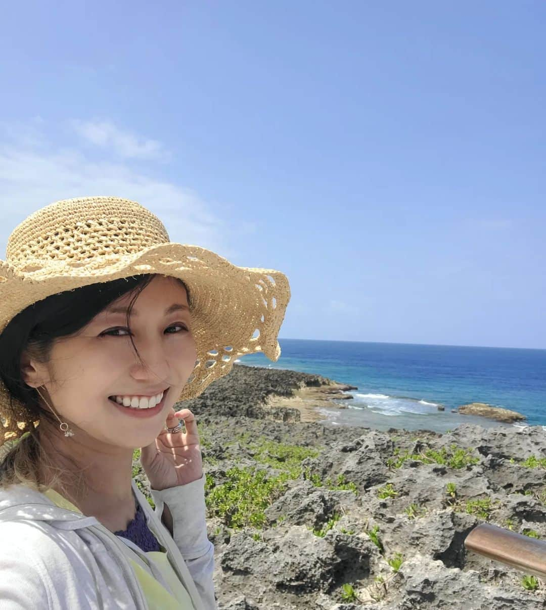 酒井千佳さんのインスタグラム写真 - (酒井千佳Instagram)「* 先月の沖縄旅行。   基本プールと海でゆったりしていたよ。   娘も楽しんでいたみたいで 帰ってきてからも 「また沖縄行こうね！」 ってよく言ってたり   沖縄で覚えたゆいゆいゆいまーるの歌を よく歌ってたりする。   次の旅行は 家族が増えてから4人旅かな。   ゴールデンウィークはゆったりします。   みなさまよい連休を。   #沖縄旅行 #沖縄ビーチ #子連れ沖縄旅行 #家族旅行 #ステップファミリー #2歳 #2020年7月生まれ」5月2日 9時25分 - sakaichikaaaa