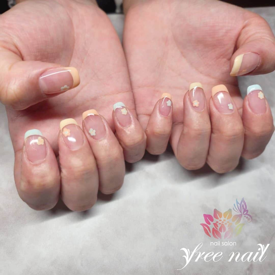 free nail フリーネイルさんのインスタグラム写真 - (free nail フリーネイルInstagram)「. お客様ネイル💅🏻🪷 . パステルフレンチネイル🌼🌸🫧 . 春夏カラーで可愛く🌼🌸🫧 . ご来店ありがとうございました🙇🏻‍♀️🙇🏻‍♀️🙇🏻‍♀️💗 . #ネイルアート #ジェルネイル #ネイルサロン #大阪ネイルサロン #ネイルデザイン #ネイルチェンジ #フレンチネイル #配色ネイル #お花ネイル #フラワーネイル #パステルネイル #クリアネイル #デザインネイル #トレンドネイル #ガーリーネイル #ラブリーネイル #春ネイル #springnails #nailsart #nailsdid #美甲 #日式美甲 #日式美甲胶 #日本美甲师 #日本美甲老师 #美甲上课 #日本胶 #フリーネイル #freenail」5月2日 9時32分 - freenail_jpn