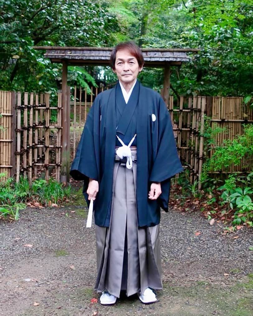 堀江淳のインスタグラム：「熱田神宮にて。 (七五三ではありません。娘の結婚式でした💐)  #熱田神宮 #紋付き袴 #結婚式 #神前結婚式 #メモリーグラス #堀江淳  #ザベストテン #昭和歌謡  #1981年 #水割りをください  #弾き語り #ライブ #17ライブ #アコースティックギター」