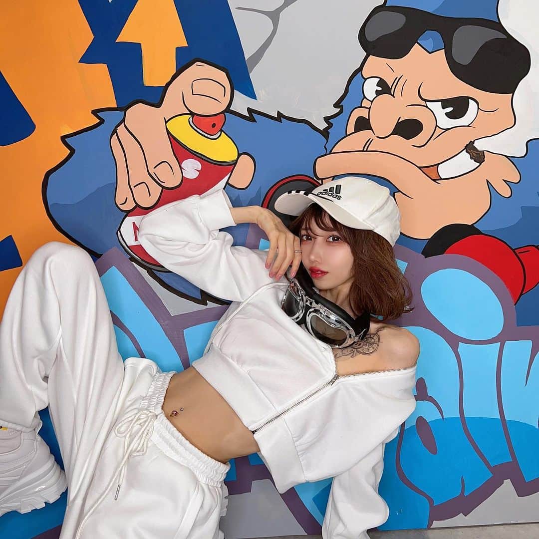 堀井大輔のインスタグラム：「名古屋スタジオ @joy_studio0501  ・ ⑤ストリート系背景🦍 ・ model @l_lily_u  ・  #ホリージョ #ホリージョ撮影 #作品撮り #ヘアアレンジ #名古屋 #名古屋スタジオ #カメラ #カメラマン #撮影 #かわいいは正義 #美容院 #美容師 #ストリート系 #ストリート系女子  #ストリートファッション  #スプレーアート」