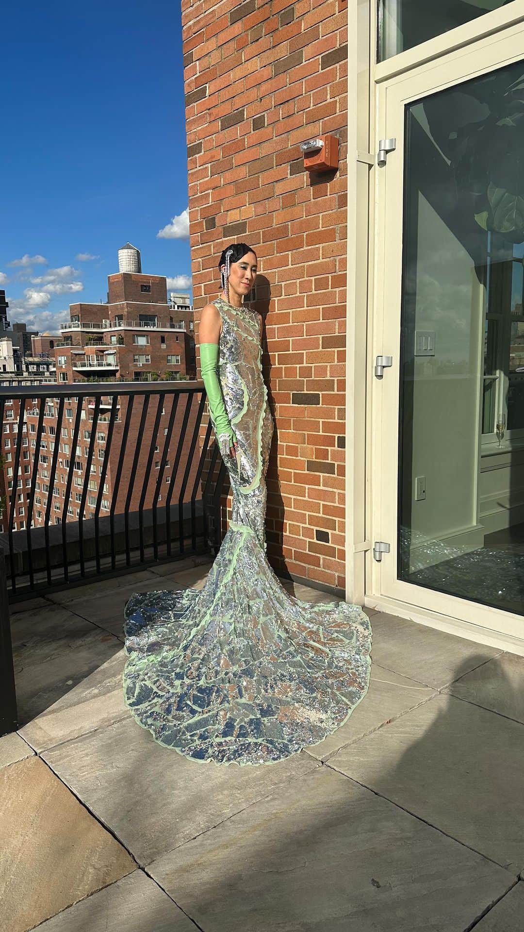 エヴァ・チェンのインスタグラム：「@fendi haute couture by @mrkimjones: Kim reimagined a Karl Lagerfeld SS2000 Fendi dress to create this spectacular gown worthy of mermaids」
