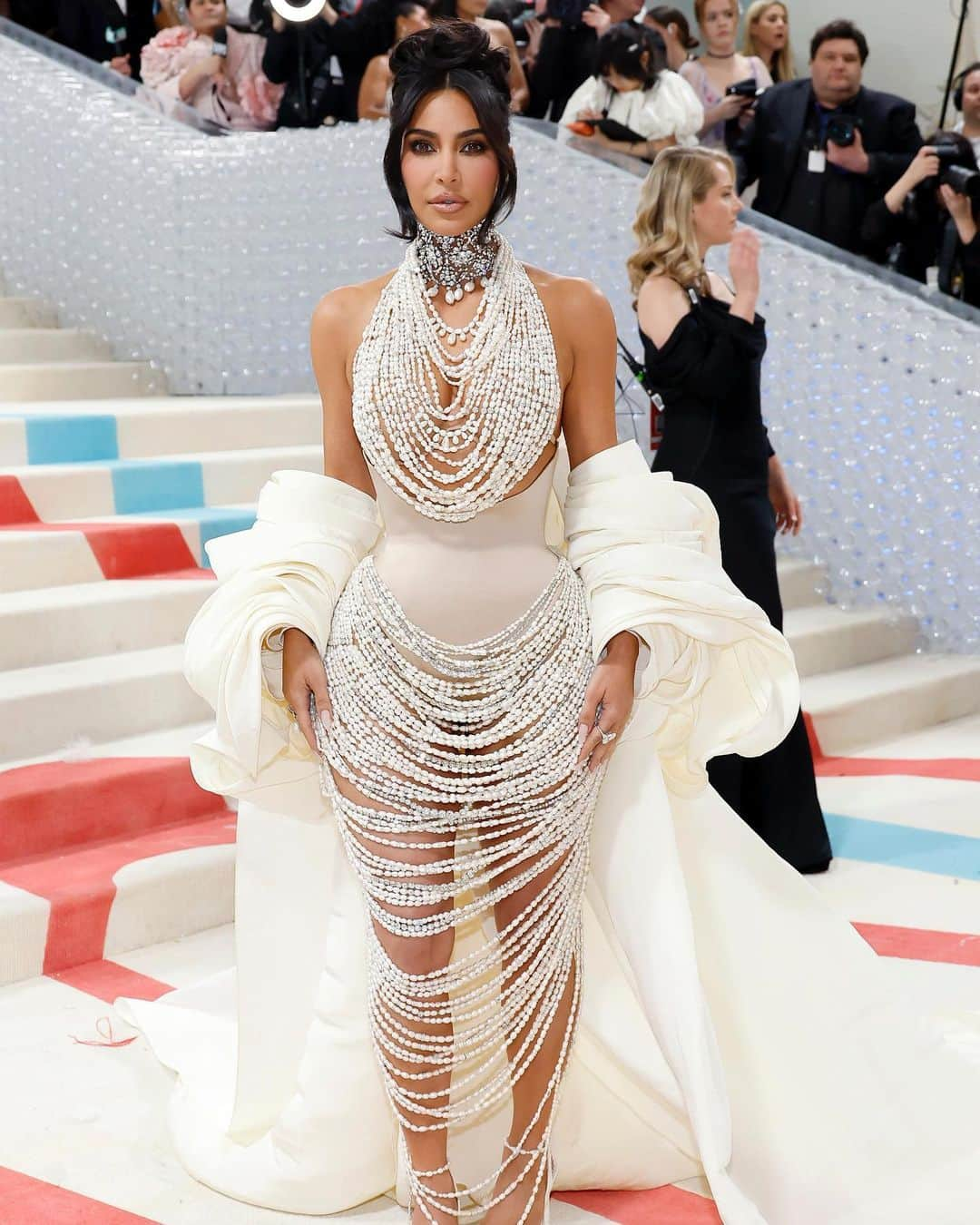 マリクレールさんのインスタグラム写真 - (マリクレールInstagram)「From mom duty ➡️ the #MetGala. ❤️   #KimKardashian traveled hand-in-hand with daughter North on her way to the Met Gala, explaining that her daughter watched her walk the carpet from the car. 🥹」5月2日 9時42分 - marieclairemag