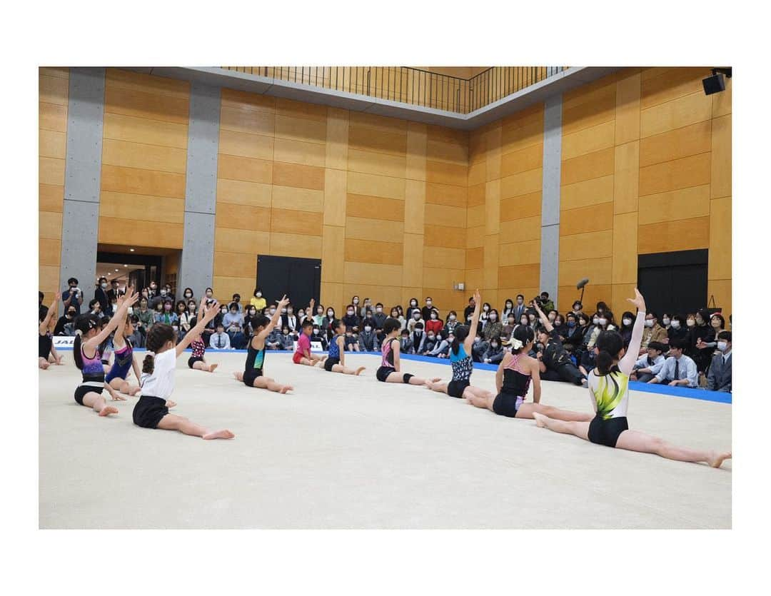 村上茉愛さんのインスタグラム写真 - (村上茉愛Instagram)「.  G7gymnastics HIROSHIMA 先日、各国を代表する選手が広島を訪れ平和に対する想いを共有し合いました。  平和とは何か。 スポーツの意義はなにか。 私達には何ができるのか。 アスリートと様々な会話ができる機会を作ってくださった FIG渡辺会長には感謝申し上げます。  原爆ドーム、資料館等も訪問し 被爆の実態も学ばさせていただきました。初めて自分の目で見てどれだけ平和というものが大切かとても強く感じました。  最終日は広島市の子供達と体操、新体操に触れ合う機会があり身体を動かす楽しさなどを伝えられたかと思います！目の前で選手の演技をみて、実際に身体も動かして、たくさん笑い、たくさん汗をかき子供達みんな笑顔が見れて幸せな気持ちになりました🥰 会場が一体となり最高に盛り上がっていて、スポーツで人々を幸せにできる事はこんなにも最高なんだ！と感じさせてもらいました！  no more広島　no more長崎  言語の壁も声超えたくさんの言葉を交わし、言葉ではまとめきれないほどの素晴らしい経験をさせてもらいました。  ありがとうございました❣️  #🇯🇵🇫🇷🇬🇧🇺🇸🇨🇦🇩🇪🇮🇹 #g7gymnasticshiroshima」5月2日 9時44分 - mai___murakami