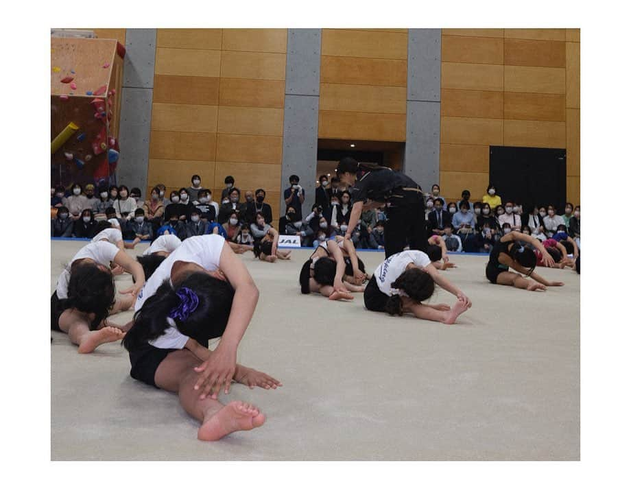 村上茉愛さんのインスタグラム写真 - (村上茉愛Instagram)「.  G7gymnastics HIROSHIMA 先日、各国を代表する選手が広島を訪れ平和に対する想いを共有し合いました。  平和とは何か。 スポーツの意義はなにか。 私達には何ができるのか。 アスリートと様々な会話ができる機会を作ってくださった FIG渡辺会長には感謝申し上げます。  原爆ドーム、資料館等も訪問し 被爆の実態も学ばさせていただきました。初めて自分の目で見てどれだけ平和というものが大切かとても強く感じました。  最終日は広島市の子供達と体操、新体操に触れ合う機会があり身体を動かす楽しさなどを伝えられたかと思います！目の前で選手の演技をみて、実際に身体も動かして、たくさん笑い、たくさん汗をかき子供達みんな笑顔が見れて幸せな気持ちになりました🥰 会場が一体となり最高に盛り上がっていて、スポーツで人々を幸せにできる事はこんなにも最高なんだ！と感じさせてもらいました！  no more広島　no more長崎  言語の壁も声超えたくさんの言葉を交わし、言葉ではまとめきれないほどの素晴らしい経験をさせてもらいました。  ありがとうございました❣️  #🇯🇵🇫🇷🇬🇧🇺🇸🇨🇦🇩🇪🇮🇹 #g7gymnasticshiroshima」5月2日 9時44分 - mai___murakami