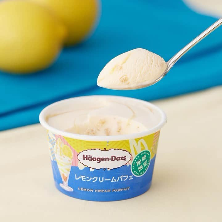 ハーゲンダッツ ジャパンのインスタグラム：「期間限定発売中🍨🍋ミニカップ『#レモンクリームパフェ』は もうお楽しみいただけましたか❤？  🍋爽やかなレモンを感じるパフェ仕立てのアイスクリームです🍨  食べた感想をコメントで教えてくださいね🙋💓 また「#ハーゲンダッツ」をつけて、投稿もお待ちしています！  #haagendazs #本日とろけ曜日 #ハローしあわせ #レモンパフェ #🍋 #レモン」