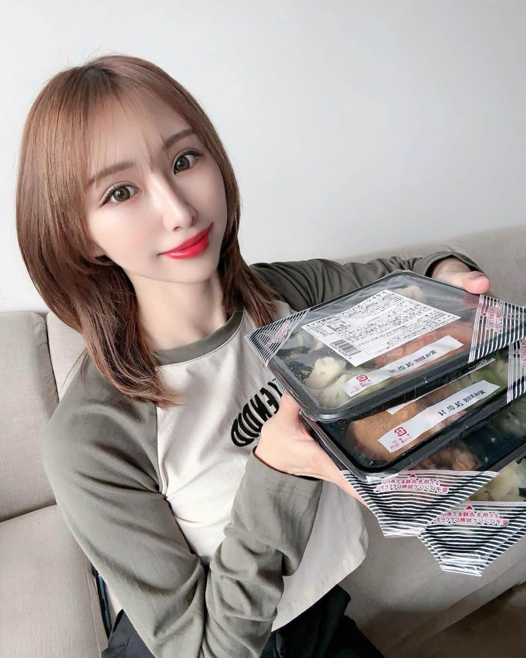 一ノ瀬恋のインスタグラム：「@chocozap_official  のchocoderi 🍱❤️  かなりバランスが良く作られてヘルシーなお弁当😍‼️ ご飯作るの面倒だなーって時に大活躍してる😂 これに雑穀米をプラスして食べてます🍚  RIZAPから提供していただきました💪❤️  #chocozap #チョコデリ #スマート弁当」