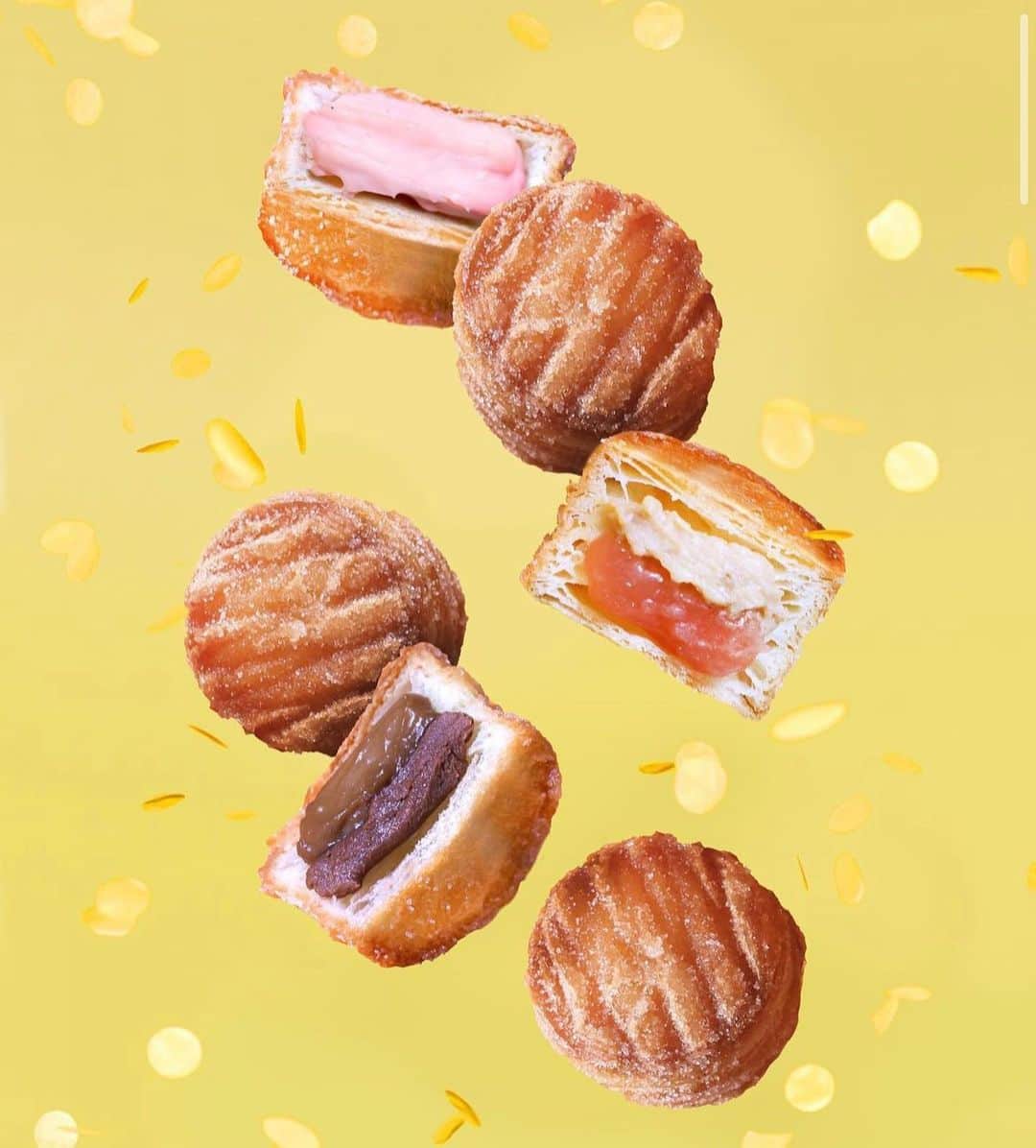 DOMINIQUE ANSEL BAKERYさんのインスタグラム写真 - (DOMINIQUE ANSEL BAKERYInstagram)「Hong Kong! Excited to celebrate the Cronut®’s 10th birthday with a Lemon & Oolong Tea flavor, filled with lemon jam and oolong tea ganache and available at all our @dangwenlihk shops through May 10th. And yep, we’ll be serving up a special Cronut® Hole set in Hong Kong too, with flavors from NYC including: rose vanilla (May 2013, our very first flavor ever), hazelnut & cappuccino (Oct 2020), salted pretzel & milk chocolate (Oct 2021), honey peach & graham cracker (June 2022), and raspberry & pistachio (May 2023). #CronutTurns10」5月2日 9時50分 - dominiqueansel