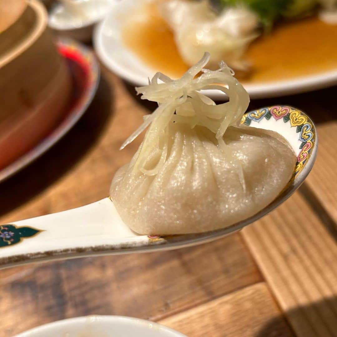 世手子さんのインスタグラム写真 - (世手子Instagram)「Xiaolongbao in Yokohama🥟🌊 Seafood xiao long bao recommended❤️‍🔥❤️‍🔥❤️‍🔥 My eldest son likes fried rice🦐🦐🦐 ひっさびさにまげしちゃんに会ったよ✨✨ 甥っ子ちゃんがいるので #子守 のプロだったw 一緒に @yokohamasyoronpomania  #横浜グルメ #横浜中華 #横浜レストラン #台湾グルメ #横濱小籠包マニア #横浜小籠包 にいってきたよ(*≧∀≦*) 駅近の可愛い店内で映え(*⁰▿⁰*) #海鮮小籠包 推しです(*ﾟ∀ﾟ*) ホタテ、カニ、プレーンを堪能(*´-`) #オイスターレタス #大根餅 本格的(*'▽'*) お子様は #エビチャーハン に夢中であったよ♪(´ε｀ ) #横浜市グルメ #ドタバタ育児  #二児のママ  #2児育児 #赤ちゃんのいる暮らし  #3歳男の子 #3歳差育児  #二児の母 #二児ママ  #ママシンガー  #二児育児 #2児ママ #2児のママ #赤ちゃんのいる生活 PR」5月2日 9時51分 - rojide