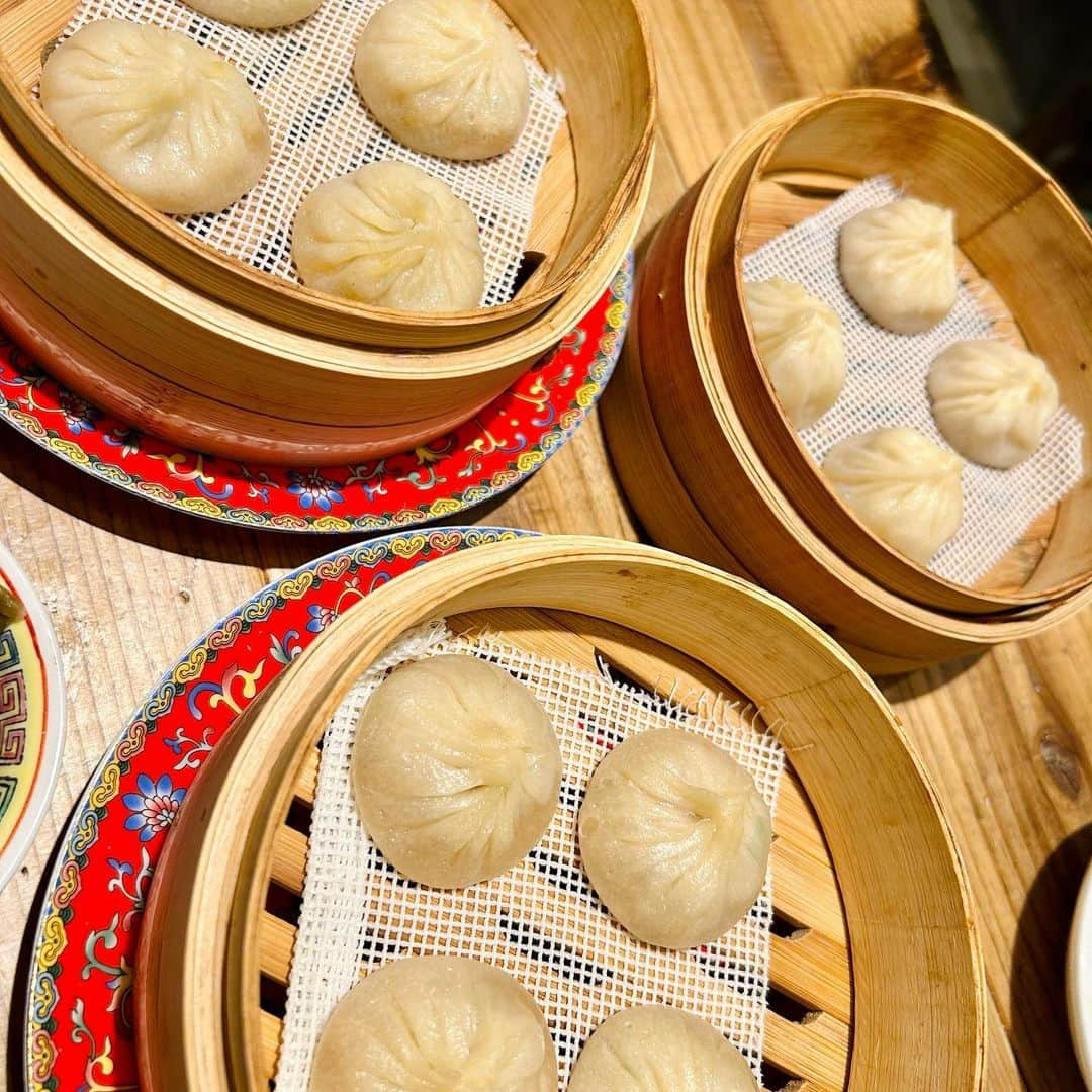 世手子さんのインスタグラム写真 - (世手子Instagram)「Xiaolongbao in Yokohama🥟🌊 Seafood xiao long bao recommended❤️‍🔥❤️‍🔥❤️‍🔥 My eldest son likes fried rice🦐🦐🦐 ひっさびさにまげしちゃんに会ったよ✨✨ 甥っ子ちゃんがいるので #子守 のプロだったw 一緒に @yokohamasyoronpomania  #横浜グルメ #横浜中華 #横浜レストラン #台湾グルメ #横濱小籠包マニア #横浜小籠包 にいってきたよ(*≧∀≦*) 駅近の可愛い店内で映え(*⁰▿⁰*) #海鮮小籠包 推しです(*ﾟ∀ﾟ*) ホタテ、カニ、プレーンを堪能(*´-`) #オイスターレタス #大根餅 本格的(*'▽'*) お子様は #エビチャーハン に夢中であったよ♪(´ε｀ ) #横浜市グルメ #ドタバタ育児  #二児のママ  #2児育児 #赤ちゃんのいる暮らし  #3歳男の子 #3歳差育児  #二児の母 #二児ママ  #ママシンガー  #二児育児 #2児ママ #2児のママ #赤ちゃんのいる生活 PR」5月2日 9時51分 - rojide