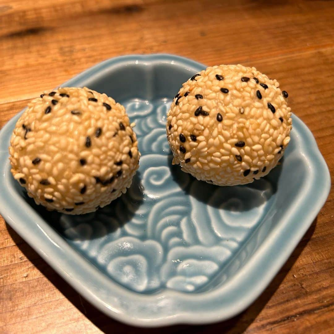 世手子さんのインスタグラム写真 - (世手子Instagram)「Xiaolongbao in Yokohama🥟🌊 Seafood xiao long bao recommended❤️‍🔥❤️‍🔥❤️‍🔥 My eldest son likes fried rice🦐🦐🦐 ひっさびさにまげしちゃんに会ったよ✨✨ 甥っ子ちゃんがいるので #子守 のプロだったw 一緒に @yokohamasyoronpomania  #横浜グルメ #横浜中華 #横浜レストラン #台湾グルメ #横濱小籠包マニア #横浜小籠包 にいってきたよ(*≧∀≦*) 駅近の可愛い店内で映え(*⁰▿⁰*) #海鮮小籠包 推しです(*ﾟ∀ﾟ*) ホタテ、カニ、プレーンを堪能(*´-`) #オイスターレタス #大根餅 本格的(*'▽'*) お子様は #エビチャーハン に夢中であったよ♪(´ε｀ ) #横浜市グルメ #ドタバタ育児  #二児のママ  #2児育児 #赤ちゃんのいる暮らし  #3歳男の子 #3歳差育児  #二児の母 #二児ママ  #ママシンガー  #二児育児 #2児ママ #2児のママ #赤ちゃんのいる生活 PR」5月2日 9時51分 - rojide