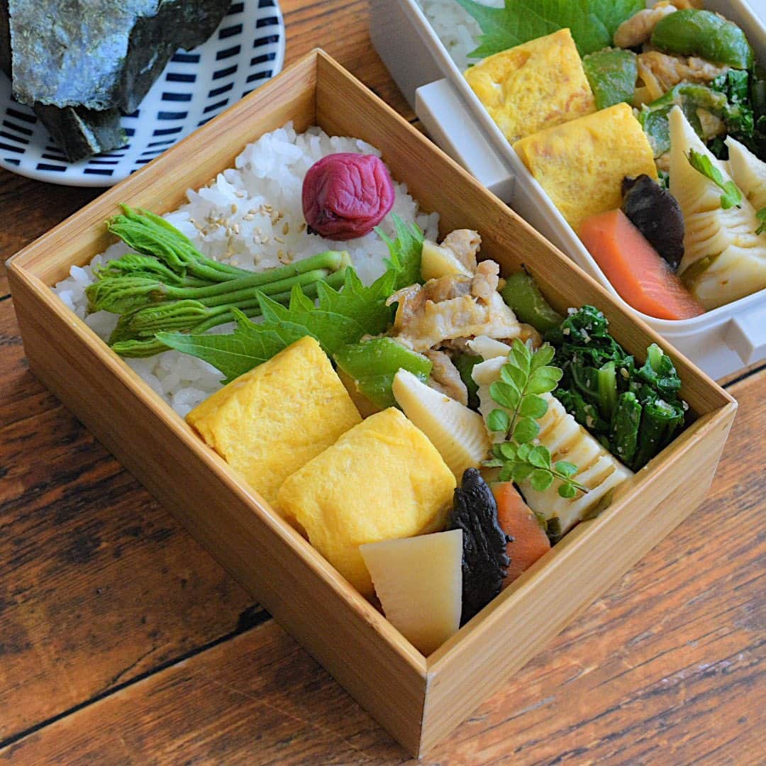 yukiyoのインスタグラム：「2023.5.2* ・ 今日のお弁当 ・ ごはんに白ごま、梅干し、コシアブラの出汁漬け 甘い出汁巻 下味冷凍の豚こま味噌マヨ焼き つぼみ菜すりごまと白だし和え 筍お揚げわかめの煮たの 大根人参椎茸のちょこっと煮物 おにぎりの具はしらすの佃煮 お味噌汁は青のり、お豆腐、長ネギ ・ 昨日 @atsumi.maki さんの コシアブラとコゴミの出汁漬けを見て早速… さっと茹でたコシアブラを出汁に漬けて一晩置いてみました。 ちなみに今は"あご入り兵四郎だし"使ってます。 塩分あるので味は足していません。 お昼が楽しみ〜 ・ 明日からお休み 予定はありませんが、1人だし何処か行こうかな？ ・ ・ #お弁当 #obento #bento #japanesefood #暮らし #igersjp #クロワッサンお弁当部 #クロワッサン普段弁当 #おむすび #おにぎり #公長齋小菅 #下味冷凍」