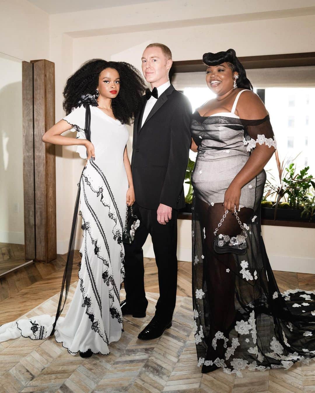 のインスタグラム：「Lights, camera, circular fashion. ♻️ The #MetGala is here—and #GabriellaKarefaJohnson and #MayaPenn are dressed for the occasion in custom @coachtopia gowns by #StuartVevers.   Photographer: @benjaminrosser Hair: @lacyredway  Nails: @nailglam  Makeup: @raisaflowers  #CoachNY #Coachtopia」