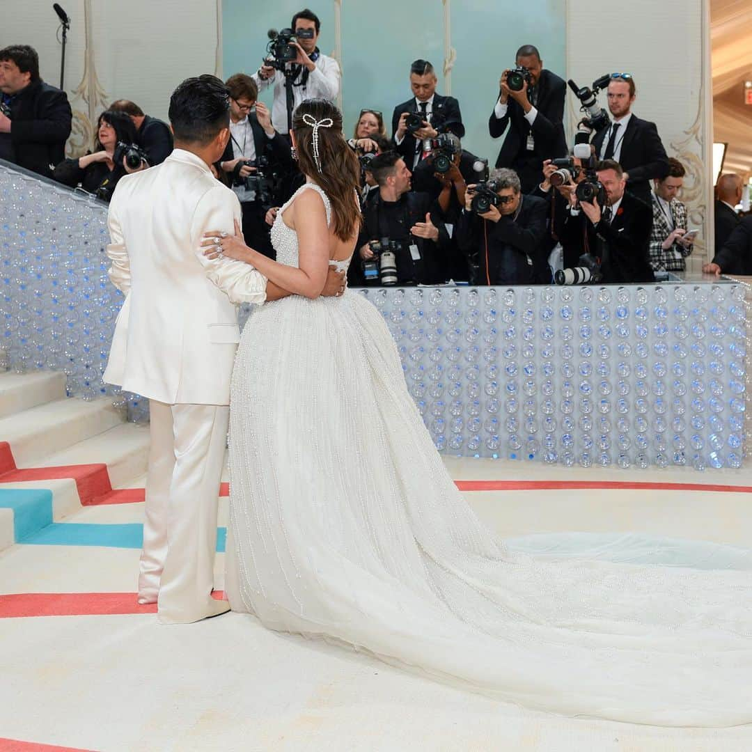 アリア・バットさんのインスタグラム写真 - (アリア・バットInstagram)「Met Gala — Karl Lagerfeld: A Line of Beauty  I have always been fascinated by the iconic Chanel brides.  Season after season, the genius of Karl Lagerfeld shone through in the most innovative and awe-inspiring couture. My look tonight was inspired from this and in particular by supermodel Claudia Schiffer’s 1992 Chanel bridal look.   I wanted to do something that felt authentic (hello, pearls!) and proudly made in India. The embroidery, made with a 100,000 pearls is a labour of love by @prabalgurung. I’m so proud to wear you for my first Met.   Make up was my go to beautiful glowing sheer skin but this time with wayyyyyyyy more blush to give the look all that romance, rounding it off with a smudgy defined eye with Kajal one the inside (our subtle ode to Karl’s sunglasses 🕶️)   A girl can never have too many pearls… and the right accessories to complement the look which in our case translated to the bow of pearls on my hair.   Oh, and it’s white, for my Choup-ED🐱」5月2日 10時04分 - aliaabhatt