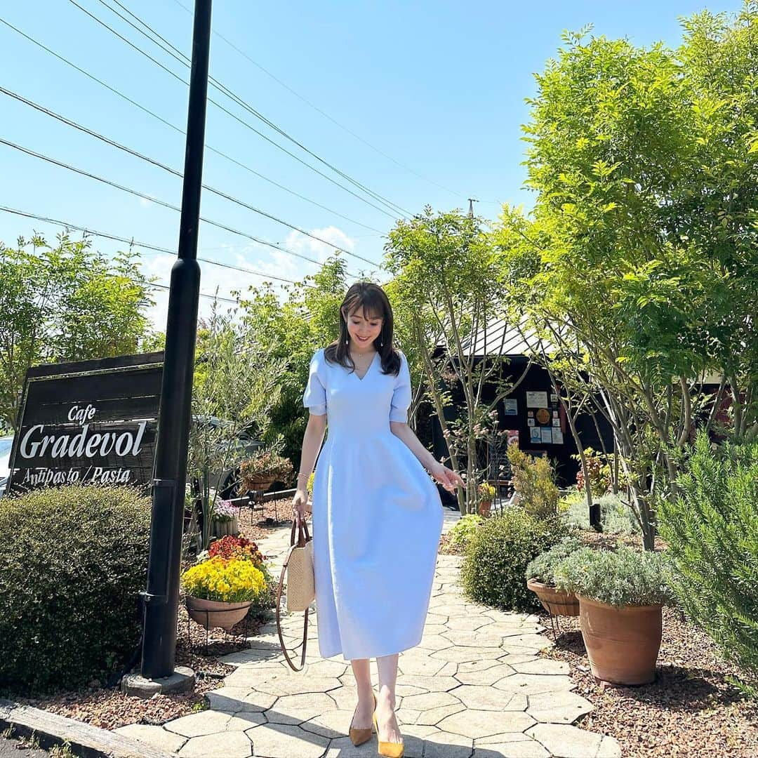 吉田美紀さんのインスタグラム写真 - (吉田美紀Instagram)「・ ・ あぁ✨新緑の季節だねぇ🌿 暖かい日続きで半袖で過ごしてます！  ホールガーメントのワンピース。 大好評につき半袖を作らせて頂きました♬  半袖には綺麗色も登場です🩵  @lialapg   #coordinate #outfit #ootd #look #style #fashion #wardrobe #instagood #instafashion #コーディネート #ファッション #ママコーデ #ママコーディネート #ママファッション」5月2日 9時59分 - miki__yoshida