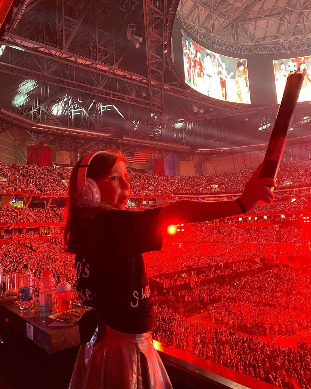 ブラッド・グザンさんのインスタグラム写真 - (ブラッド・グザンInstagram)「Just a few Swifties catching a concert and what a show it was!  #girldad #latenight homemade shirts for the win!  #taylorswift」5月2日 9時59分 - bguzan