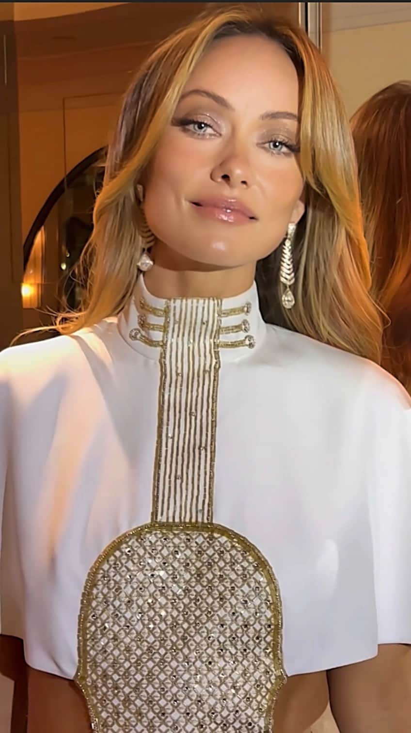 JO BAKERのインスタグラム：「O L I V I A • W I L D E 🇺🇸 Golden goddess… #oliviawilde  Inspired by #karllagerfeld love of polished, elegant, timeless glamour …his love of femininity and ability to make simple uber chic. Karl we salute you and celebrate you for all you have given us ❤️‼️ Style @karlawelchstylist @chloe  Hair @mararoszak  Pre Met Facial @cynmarietherapy  Makeup by me #jobakermakeupartist using @111skin applying the Repair Serum, Eye Lift Gel and Day Cream as a trio combination for super lightweight hydration with glowing, smoother skin texture - ideal for red carpet makeup!!!  For subtle soft eyes with a pop of gold shimmer I used my new palette @bakeupbeauty #desertroadtrip #bakeupnotmakeup #bakeupbeauty #111skinredcarpet #111skin #makeupoftheday #metgala2023  #Metgala23 #karllagerfeld #ripkarllagerfeld」