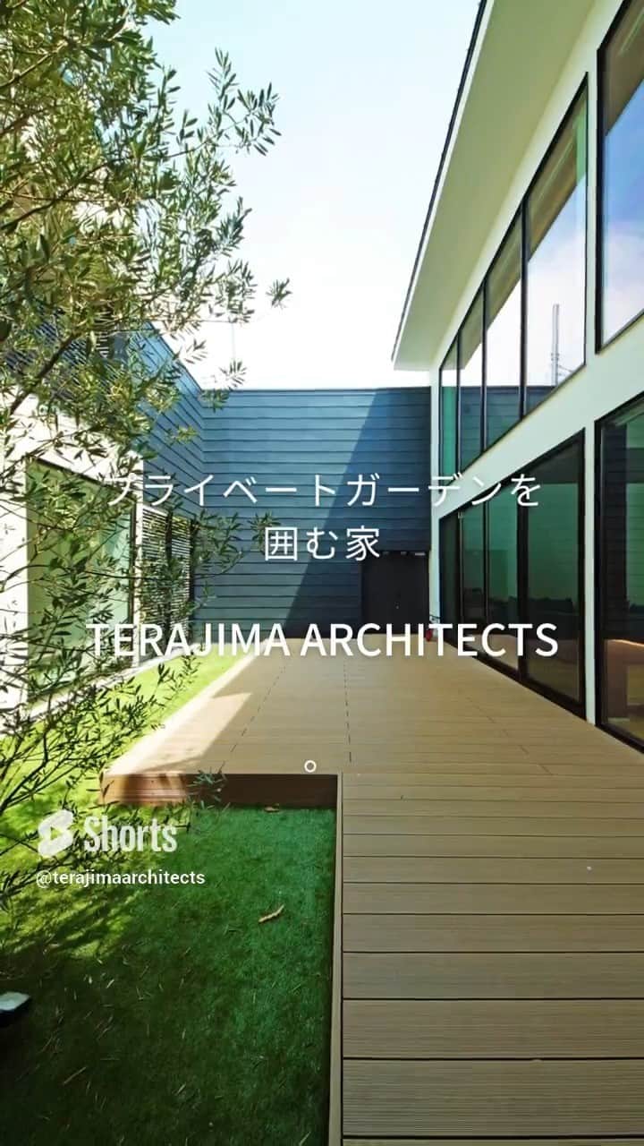 テラジマアーキテクツのインスタグラム：「中庭を取り囲むような空間構成と、木をふんだんに使ったインテリアで 緑豊かな中庭と室内が一体に感じられる空間に仕上がりました。 お子さまが走り回れるほどの広い庭は、建物に囲まれた完全にプライベートな屋外空間です。  創業65年　東京・神奈川の設計事務所+工務店 @terajimaarchitects https://www.kenchikuka.co.jp/works/  #terajimaarchitects #テラジマアーキテクツ #設計事務所 #工務店 #注文住宅 #新築 #house #home #デザイン住宅 #建築実例 #luxuaryhome #beautifulhome #一戸建て #家づくり #建築家 #マイホーム #木の家 　 #モダンインテリア　 #おしゃれな家　 #homedesign #家づくり計画中の人と繋がりたい 　 #マイホーム計画中の人と繋がりたい #モダンリビング #かっこいい家 #ナチュラルモダン #ホームオフィス  #木のインテリア #自由が丘 #自由が丘工務店 #自由が丘設計事務所」