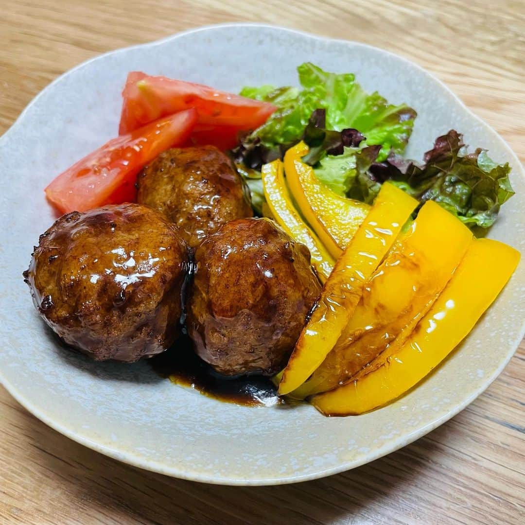 パーマ大佐のインスタグラム：「優しい味の甘酢に、美味しい肉団子！ 野菜と一緒に食べたら更に美味い☺️ これが湯煎しただけでできるのはさすがすぎる...！  @slcreations_official さんの黒甘酢肉団子、是非😁  #パーマ大佐  #自炊男子  #絶品グルメ  #黒甘酢肉団子  #おうちごはん  #安心安全な食材  #冷凍食品  #slcreationsのある暮らし」