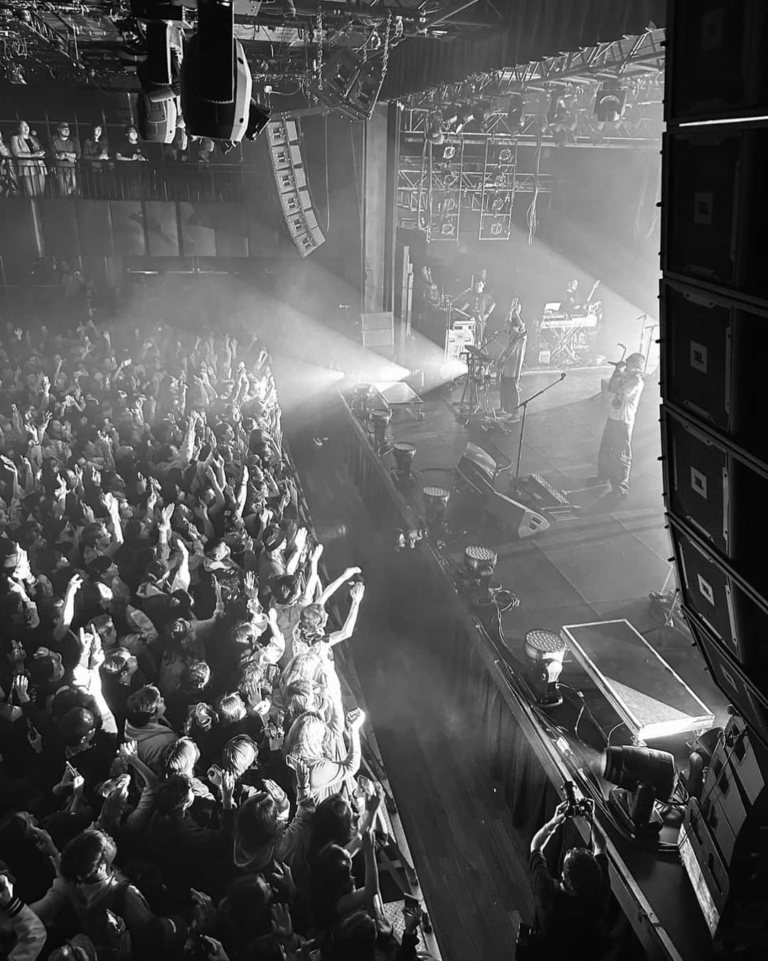 大塚良子のインスタグラム：「RADWIMPS NY公演 2日間のチケットがすぐに完売したと聞いていた通り、 会場は色んな人種の人達で埋め尽くされ大歓声 演奏も一体感も最高に素晴らしくって感動しました✨  The RADWIMPS show in New York was absolutely amazing! A diverse crowd packed the venue and everyone was really hyped up and having a great time. It was truly an incredible experience.  @radwimps_jp @yoji_noda   #newyorkcity #radwimps #live #liveperformance  #nyc #life」