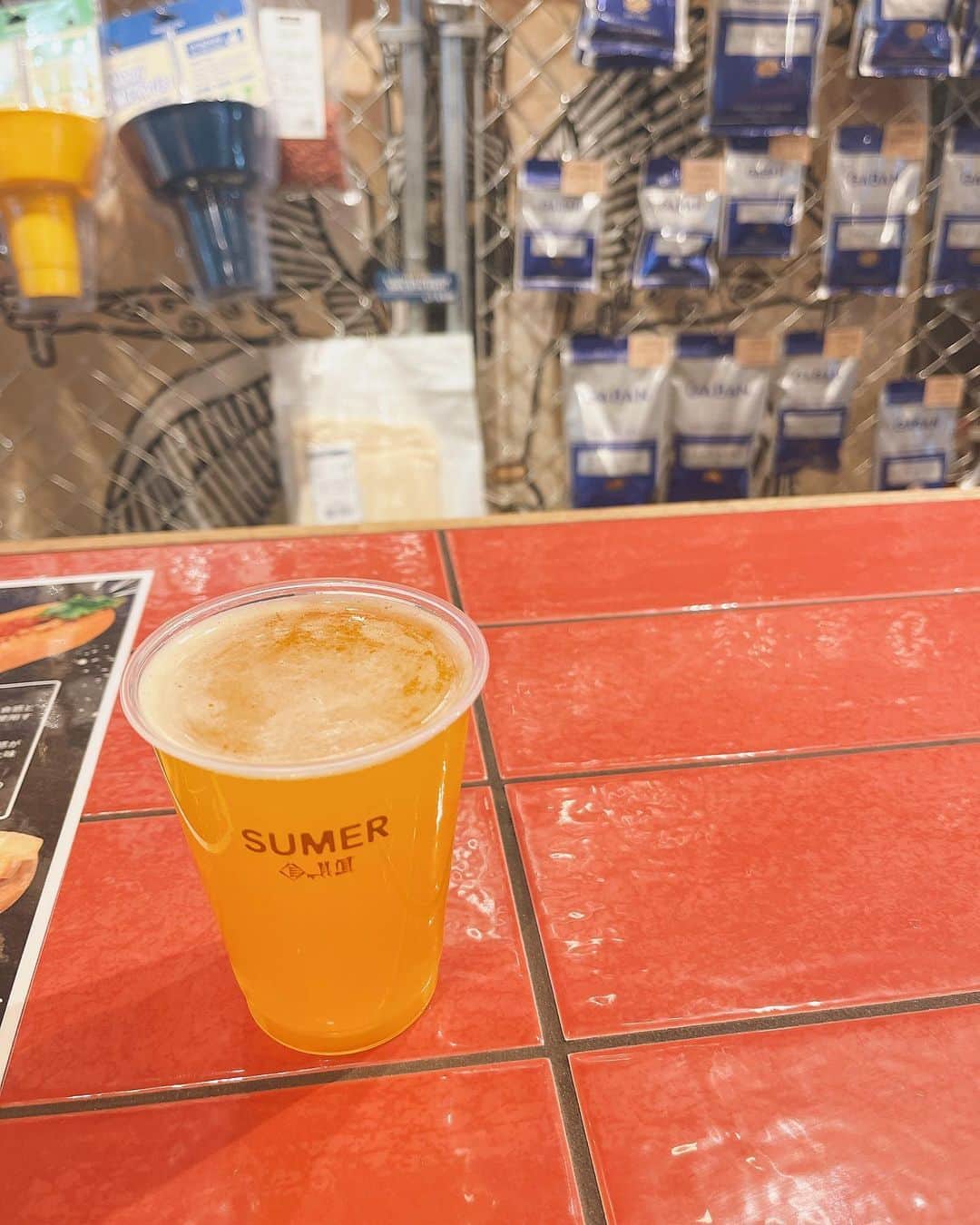 石田燿子さんのインスタグラム写真 - (石田燿子Instagram)「先日、万代シティバスセンター1Fにある「SUMER」さんに行ってきました🍺 プレオープンのときにサインを書かせていただいていて、飾ってくれてました🫶🏻🫶🏻  普段あまり飲む機会がないフルーツ系のクラフトビール、美味しかった❕  行った際はサイン見つけてみてね🏃‍♀️ #SUMER #万代シティ #クラフトビール」5月2日 10時14分 - yokonti