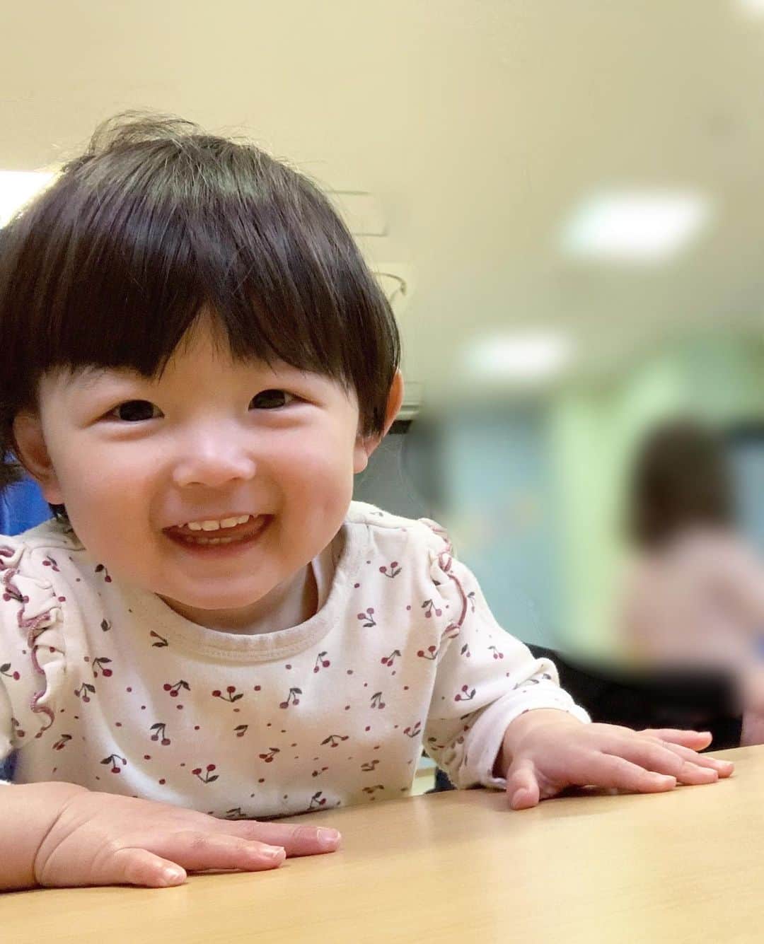 滝川りおのインスタグラム：「👧🏻カメラみーつけた！  #1歳 #1歳女の子」
