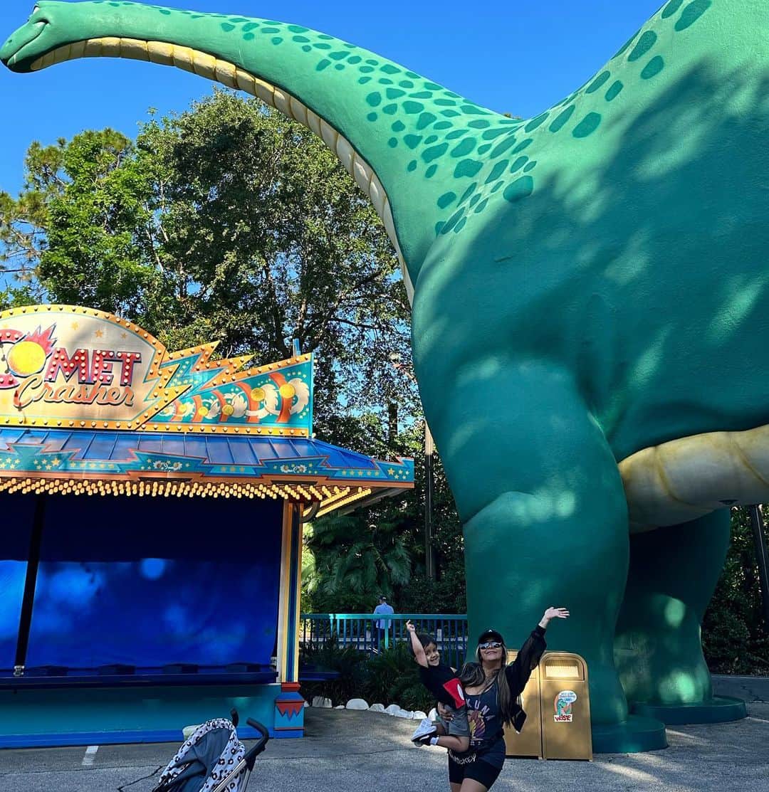 ニコール・ ポリッツィのインスタグラム：「No one loves dinosaurs & animals more than my Angelo🦕🦖 #mommysondate」