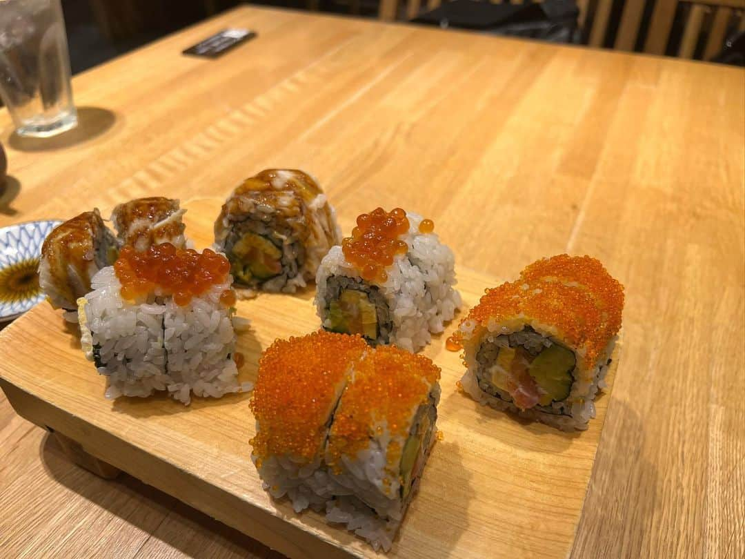 かこさんのインスタグラム写真 - (かこInstagram)「築地玉寿司さん🍣② お寿司が美味しいのは当たり前な事ながら、玉寿司さんはカリフォルニアロールがめちゃくちゃ美味しい🥹✨気が付いたら頼んどる😌 お味噌汁と茶碗蒸しもおかわり自由やから本当にすごい😭✨  #築地玉寿司 #お寿司 #寿司 #鮨 #sushi #食べ放題 #お寿司食べ放題 #時間無制限 #東京 #東京グルメ #浅草 #浅草グルメ #먹방 #대식가 #먹팔 #먹팔해요 #먹스타그램 #大食い #双子 #はらぺこツインズ  #大胃王 #モッパン #ความตะกละ #Ham ăn #gula」5月2日 10時20分 - harapeko__kako