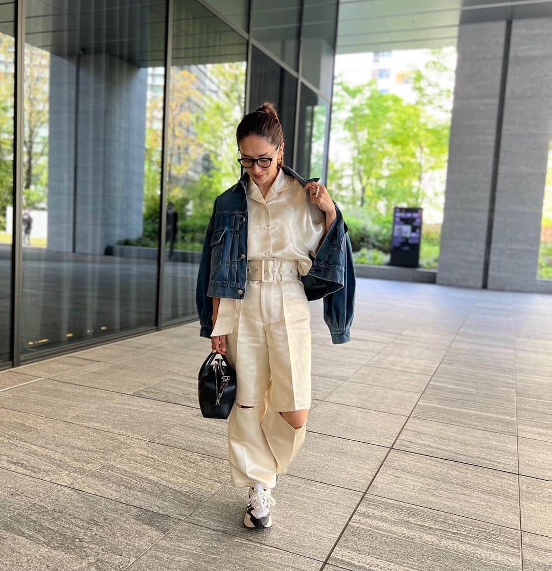 亀恭子のインスタグラム：「最近快晴の日が多くて嬉しい☺︎  ある日の…  ベビーイエローのセットアップ＋ 袖バルーンがかわいい @hike_shop のジャケット  someday's… #fashion #ootd #kkstyle #tokyo #kamescloset #jacket #hike #blouse & #pants #cinoh #bag #maisoncanau #shoes #newbalance #spring #may」
