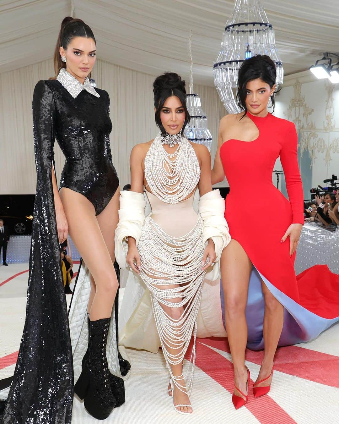 Vogue Italiaさんのインスタグラム写真 - (Vogue ItaliaInstagram)「@kimkardashian, @kendalljenner e @kyliejenner moment! Le sorelle si sono ritrovate sui gradini del Metropolitan Museum in occasione del #MetGala 2023. Dai un’occhiata a tutti i look avvistati da #VogueItalia, al nostro link in bio.」5月2日 10時26分 - vogueitalia