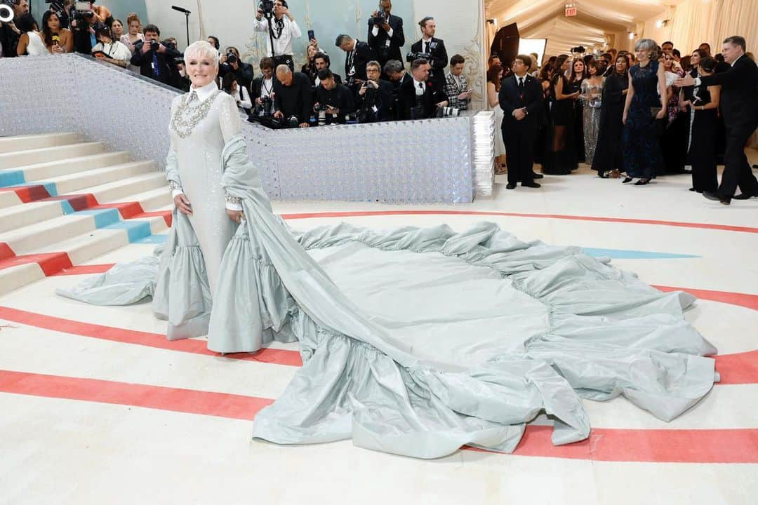 アーデムさんのインスタグラム写真 - (アーデムInstagram)「#GlennClose attends the #MetGala 2023, wearing a bespoke #ERDEM Eau de Nil sequinned gown with crystal hand embroidery and starched cotton collar and cuffs with a taffeta cape.   The bespoke look was created in homage to the late designer #KarlLagerfeld who is the subject of this year's exhibition and Met Gala: #ALineOfBeauty.  Makeup @julsohn c/o @narsissist  Hair @curtiswilliam」5月2日 10時28分 - erdem