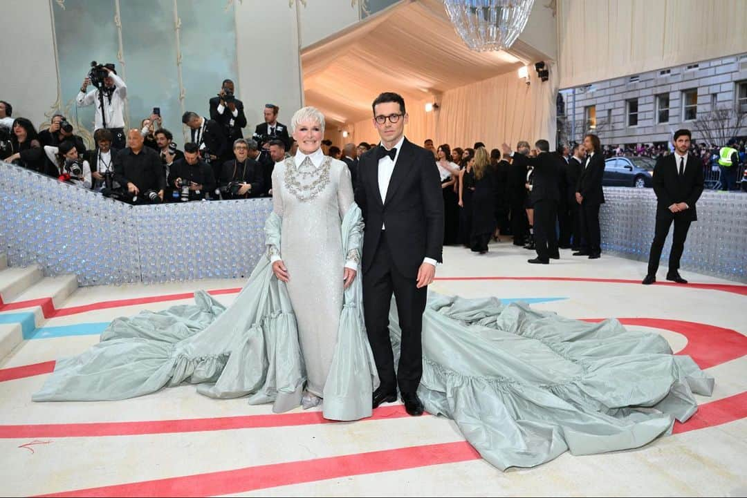 アーデムさんのインスタグラム写真 - (アーデムInstagram)「#GlennClose attends the #MetGala 2023 with @erdemlondon, wearing a bespoke #ERDEM Eau de Nil sequinned gown with crystal hand embroidery and starched cotton collar and cuffs with a taffeta cape.   The bespoke look was created in homage to the late designer #KarlLagerfeld who is the subject of this year's exhibition and Met Gala: #ALineOfBeauty.  Makeup @julsohn c/o @narsissist  Hair @curtiswilliam」5月2日 10時34分 - erdem