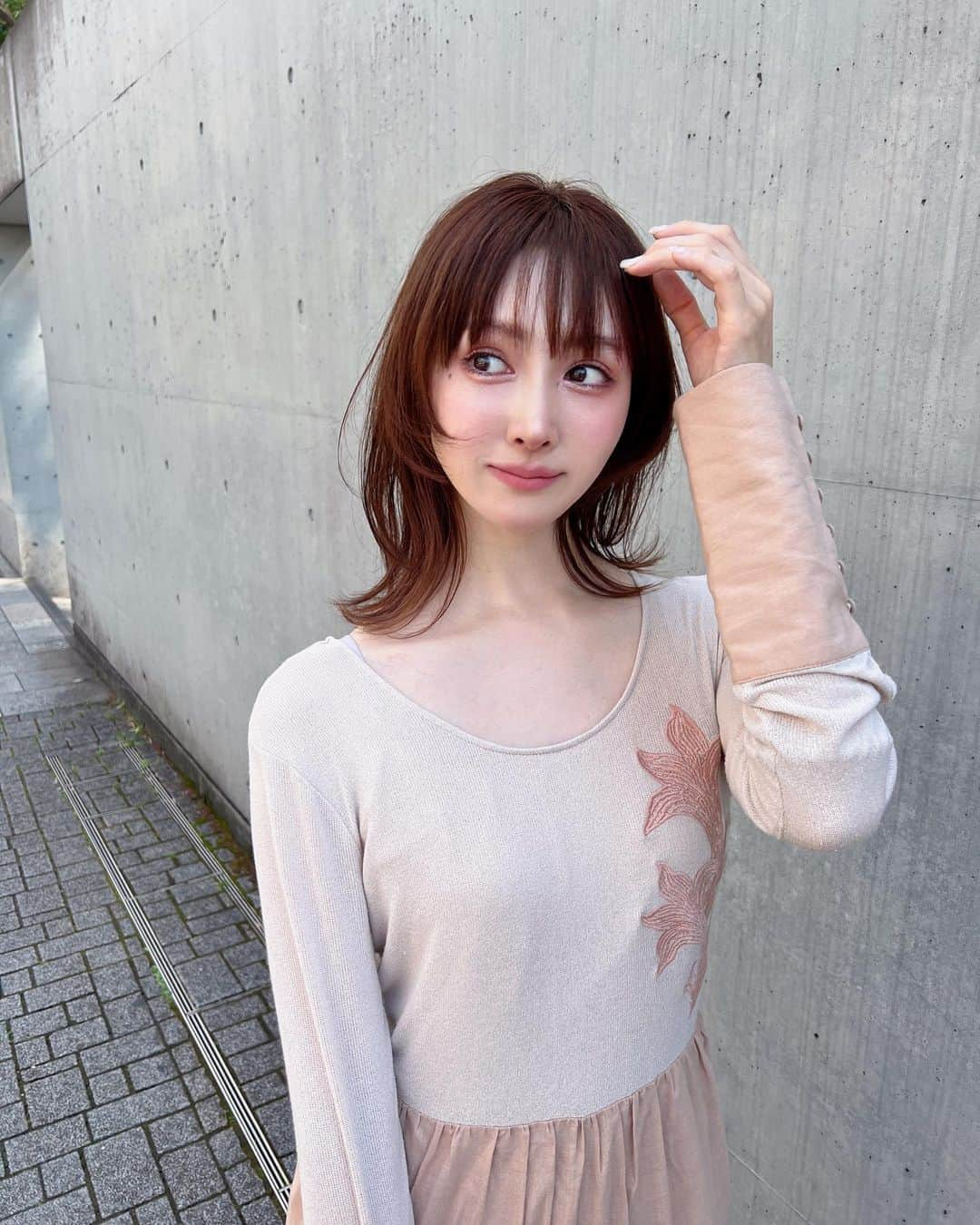 森彩香さんのインスタグラム写真 - (森彩香Instagram)「先月の🆕ヘアカラ！笑 しばらくモーヴピンクを入れてたけどここ2回ぐらいモーヴグレージュ入れてもらったらいい感じのピンクベージュになった🫶🏻 　　 　　 さゆりちゃんいつもありがとう🤍 @sayuri.loness 🍊🤍🤍 　　 　　 　　 髪がめちゃくちゃ伸びてきた！ 　　 　　 　　 .」5月2日 10時35分 - ayarin_6v6