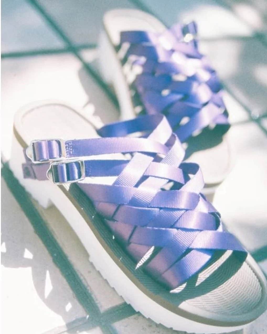 のインスタグラム：「【LILY BROWN】  ■SHAKA＜TROPIC HIKE PLATFORM＞ （PPL）  リゾートを連想させるナイロンテープを編み込んだデザインが特徴的な、「SHAKA」の女性に向けたスライドサンダル“TROPIC HIKE　PLATFORM”。 「LILY BROWN」がカスタムしたオリジナルカラーの3色でお届けします。  ✓https://bit.ly/3NuhTGI  #LILYBROWN #リリーブラウン #SHAKA #シャカ #ロコンド #locondo」