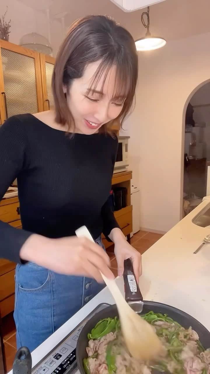 若林翔子のインスタグラム：「. . おつまみ動画のリクエスト頂いたので撮ってみました😉  にんにくポン酢お肉炒めたらもー 最高のおつまみの完成です🤭  簡単すぎるけど美味しいんだこれが。  そして最近ほんとに食欲が止まらないので お腹を引き締めたい母と次男で 腹筋トレーニング本気で頑張ってます😂  次男は野外活動があるので それまでにキュッと引き締まったお腹にしたいんだってよ  あと2ヶ月…うん、がんばろーーー😂💦💦  #おつまみ　#おかずレシピ  #簡単おかず　#ご飯止まらない　#料理動画　#クッキング　#料理女子　#ニンニクポン酢 #牛肉とピーマン」