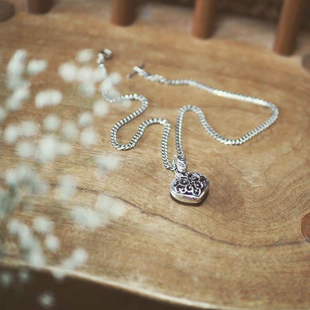 Bill Wall Leather × BEAMSのインスタグラム：「【Pendant / Necklace】 PN1052 - Tribal Heart Pendant Both Sides，Curb Chain Necklace(20 inch) / *Exclusive item __________  BEAMS Online Shop is now open for orders from outside Japan. Global shipping services are offered through WorldShoppingBIZ, a global e-commerce provider. Customers can choose to display transactions in English, Chinese (Cantonese and Mandarin) or Japanese for a safe, convenient checkout.   We hope you enjoy shopping with us! __________  ・BEAMS MEN SHIBUYA / 03-3780-5500 ・BEAMS ROPPONGI HILLS / 03-5775-1620 ・BEAMS GINZA（2F）/ 03-3567-2223 ・BEAMS FUTAKOTAMAGAWA / 03-3707-8998 ・BEAMS TACHIKAWA / 042-548-1070 ・BEAMS NAGOYA / 052-265-2610 ・BEAMS STREET UMEDA / 06-6366-3695 ・BEAMS KOBE / 078-335-2720 ・BEAMS HIROSHIMA / 082-544-2961 ・BEAMS KUMAMOTO / 096-359-1280」