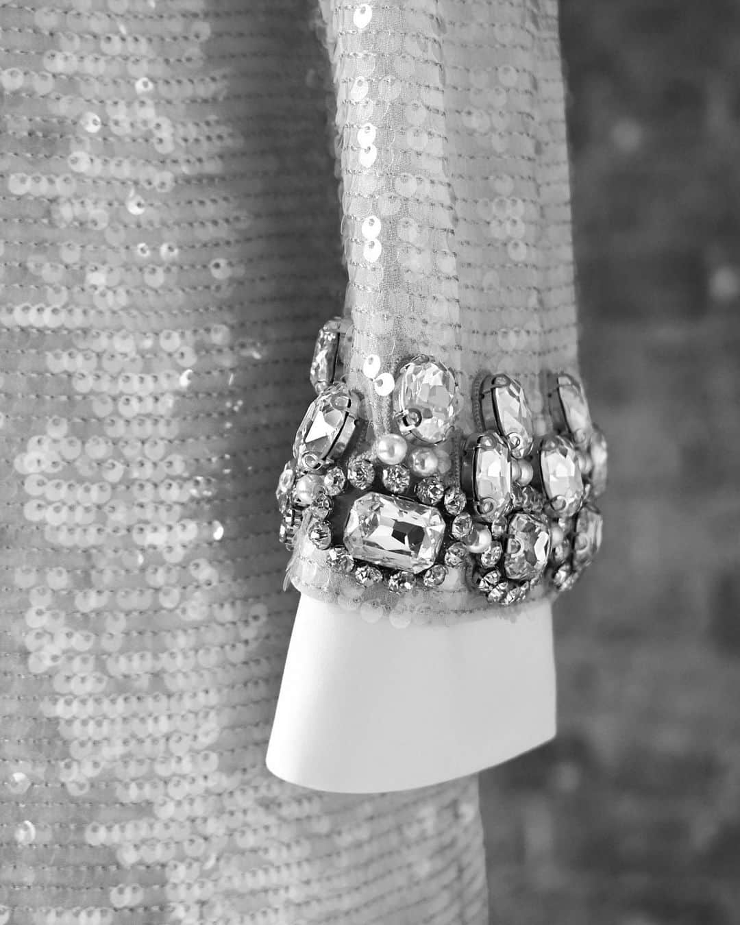 アーデムさんのインスタグラム写真 - (アーデムInstagram)「The bespoke #ERDEM Eau de Nil sequinned gown, designed by @erdemlondon for #GlennClose's appearance at this year's #MetGala, was created in homage to the late designer #KarlLagerfeld who is the subject of this year's exhibition theme: A Line Of Beauty.  Crystal hand embroidery: inspired by haphazardly draped jewellery in Karl Lagerfeld's first Chanel Couture show, Spring Summer 1983.   Cape: inspired by Devon Aoki's look in Karl Lagerfeld's Chanel Couture show, Fall Winter 1999.   Collar and cuffs: ode to Karl Lagerfeld's signature look.」5月2日 10時41分 - erdem